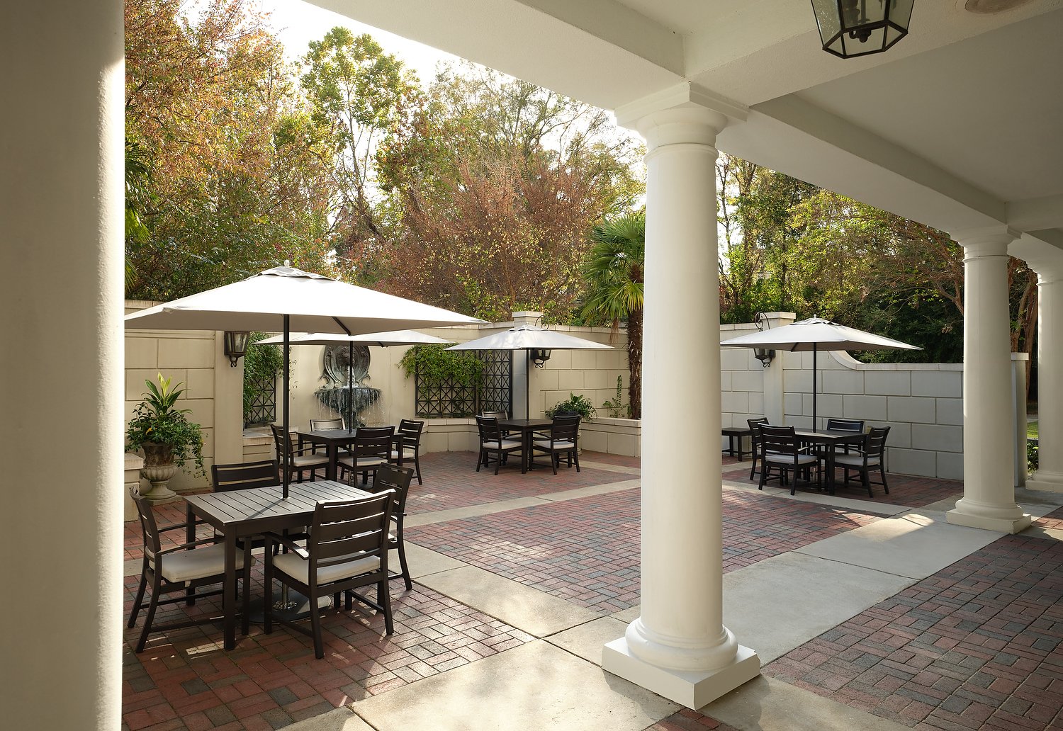 Vicksburg Hampton Inn patio wide.JPG