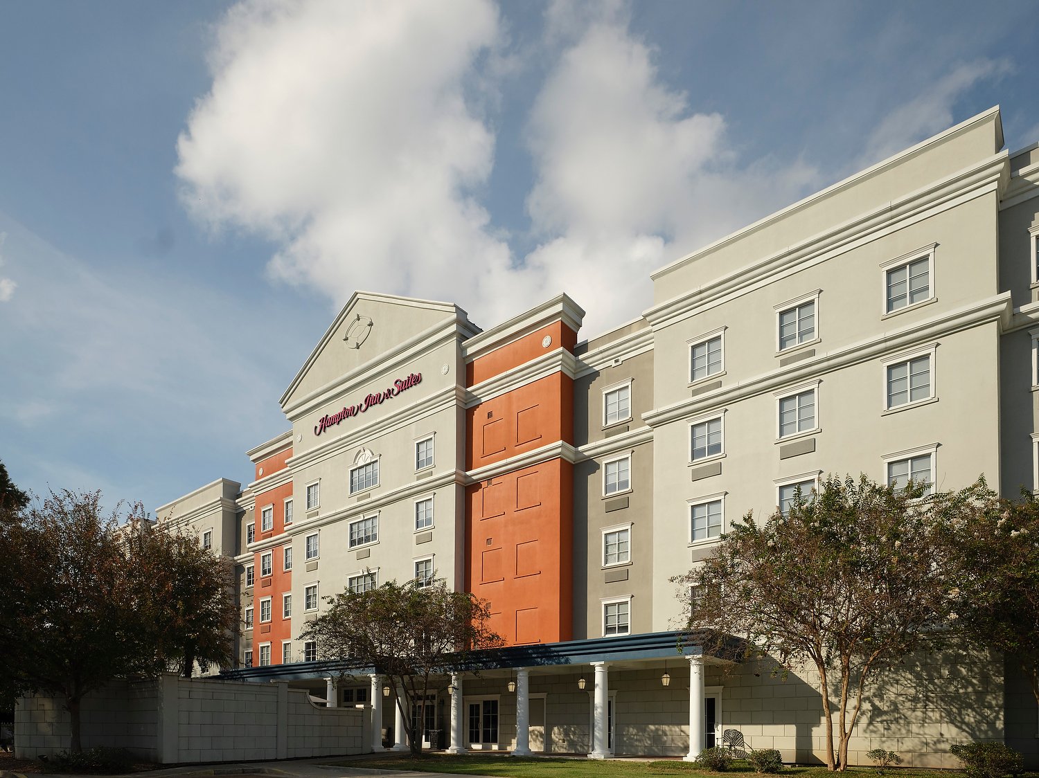 Vicksburg Hampton Inn exterior rear.JPG
