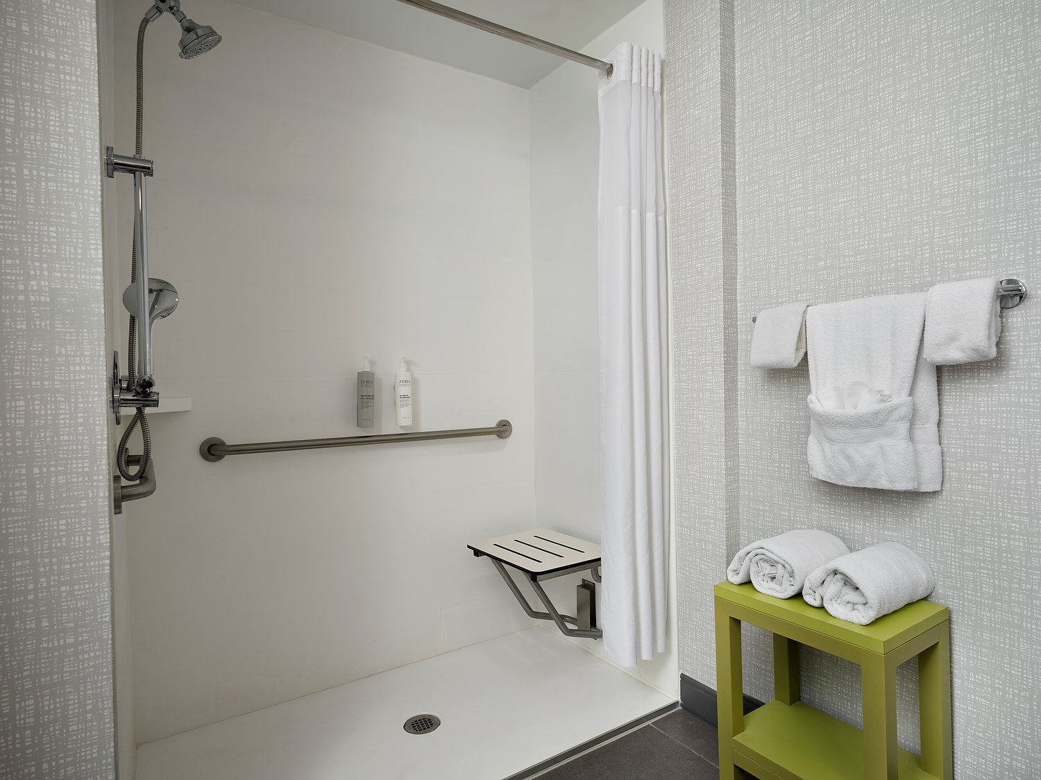 Vicksburg Hampton Inn rm 416 ada roll in.JPG