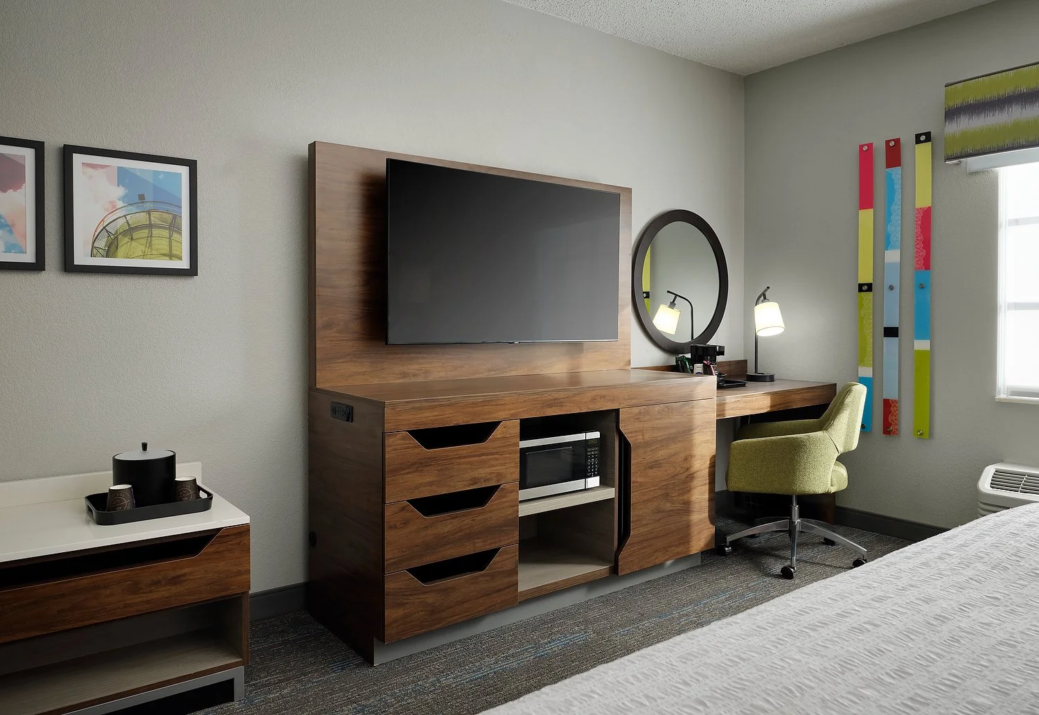 Vicksburg Hampton Inn rm 504 tv desk area.JPG