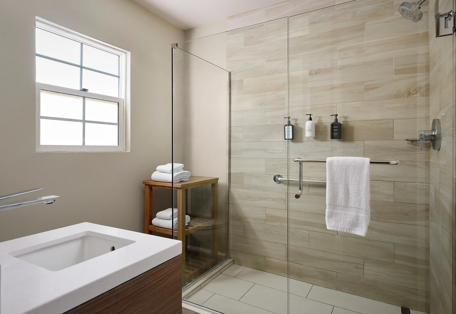 DIAMOND HEAD INN  room 101 king BATH.JPG