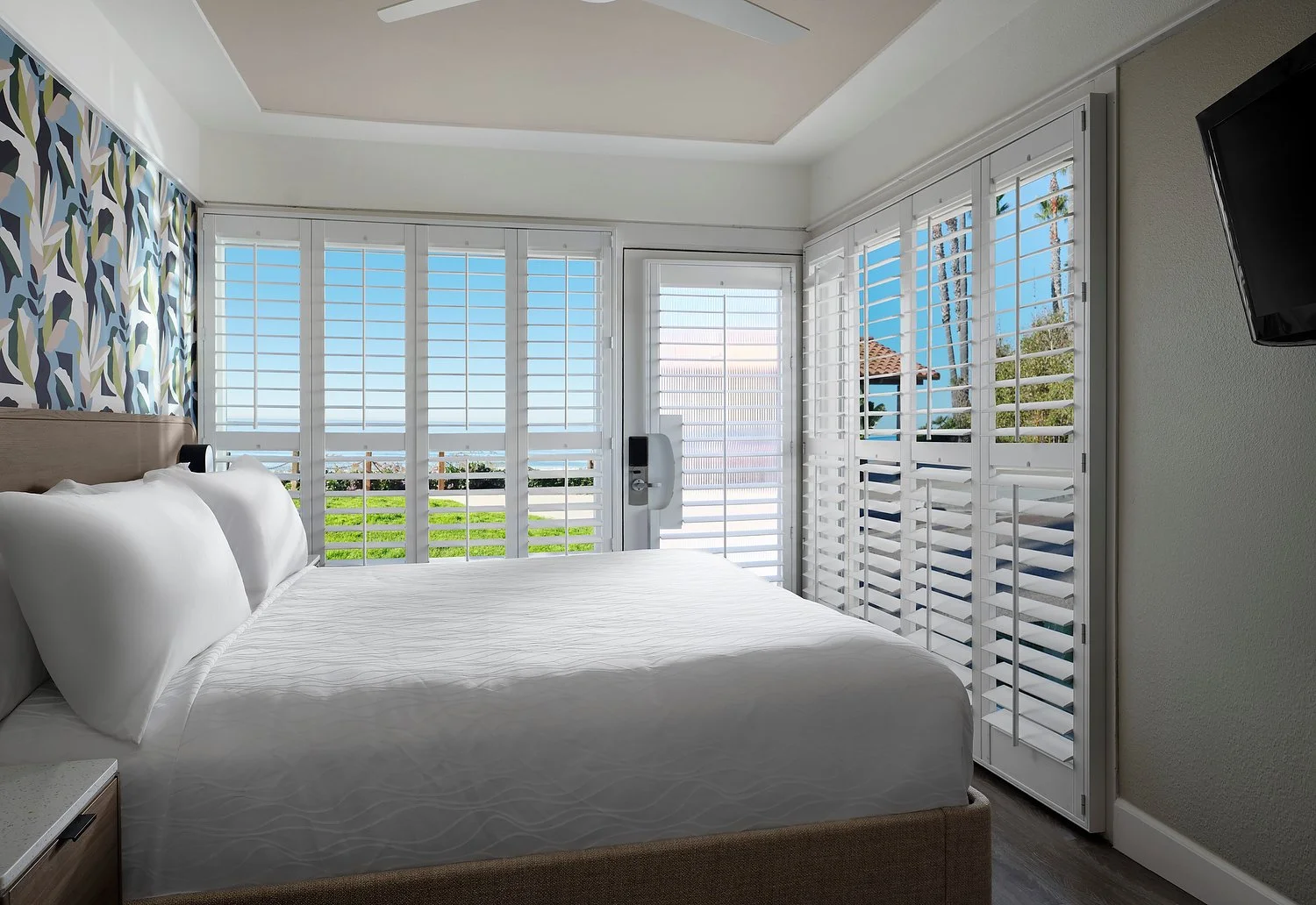 DIAMOND HEAD INN  room 101 KING BEDROOMV1.JPG