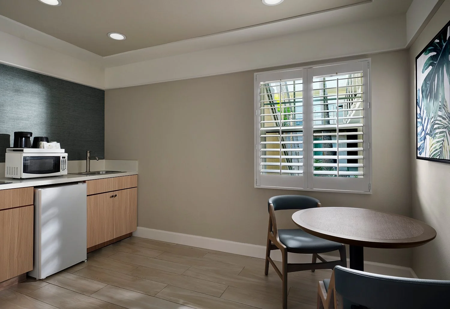 DIAMOND HEAD INN  room 101 king kitchen.JPG