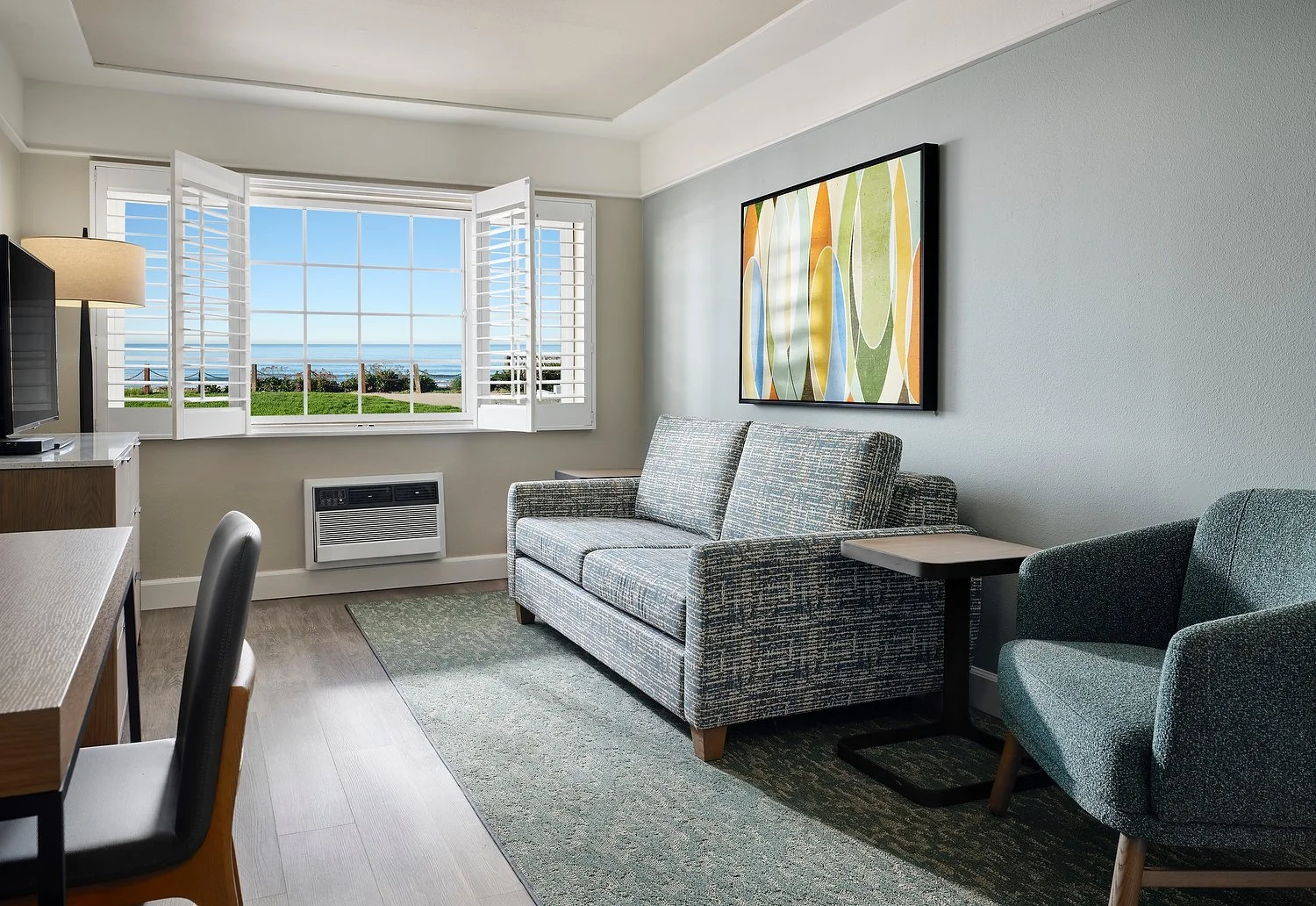 DIAMOND HEAD INN  room 101 king livingroom.JPG