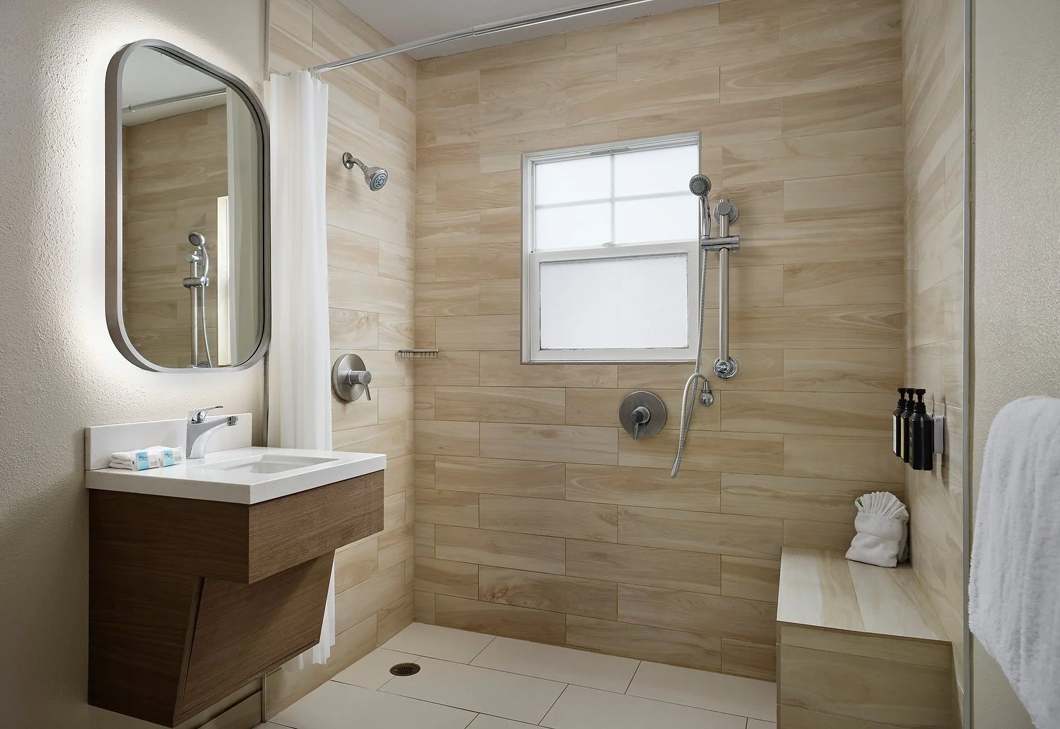 DIAMOND HEAD INN  room 105 ADA BATH.JPG