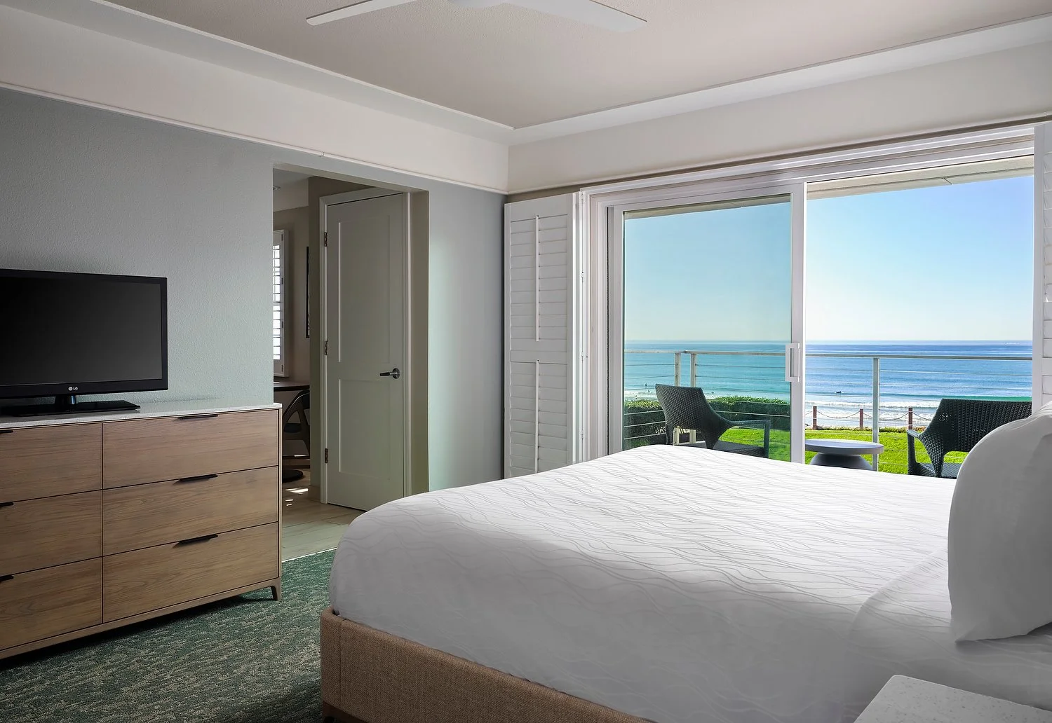 DIAMOND HEAD INN  room 202 king 1.JPG