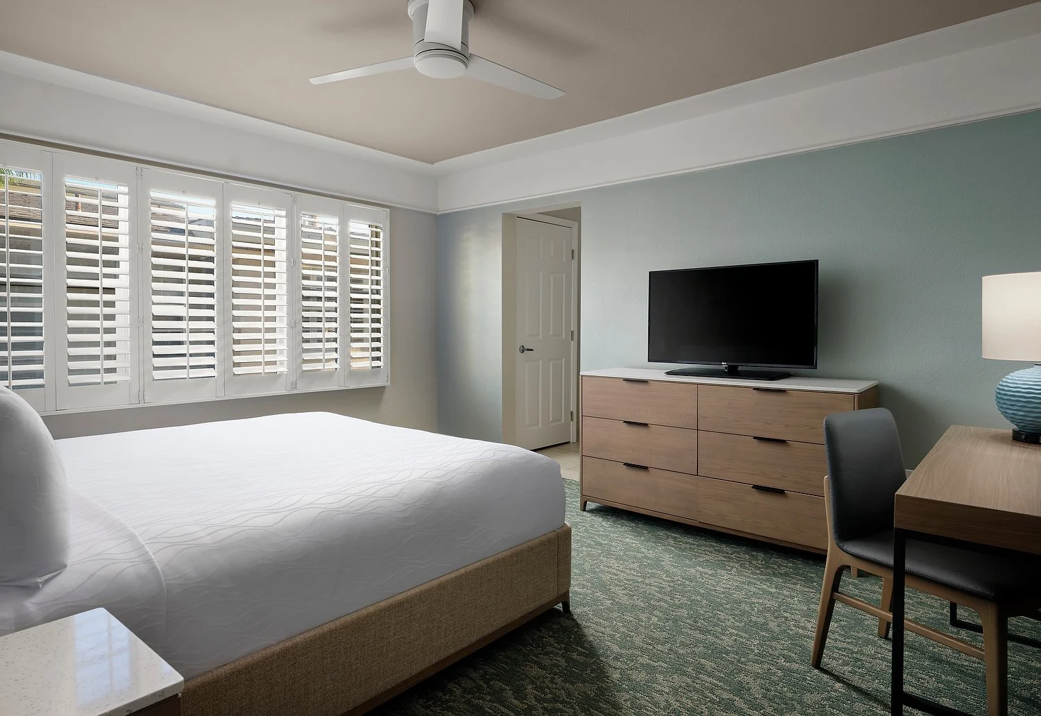 DIAMOND HEAD INN  room 207  king standard.JPG