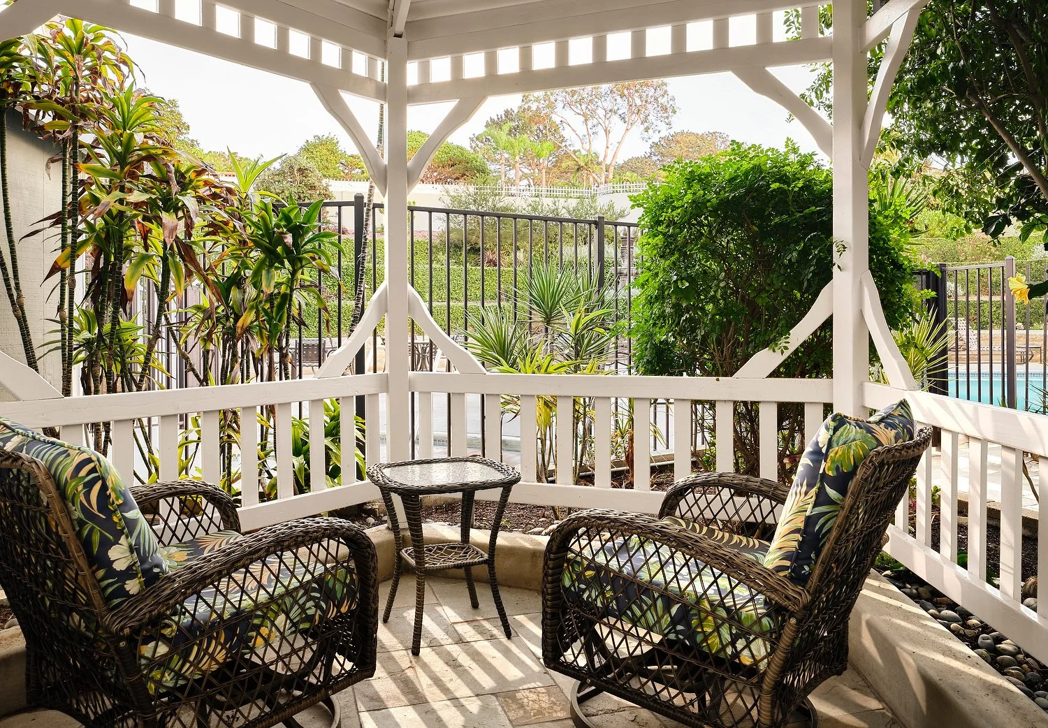 outdoor seating area.JPG