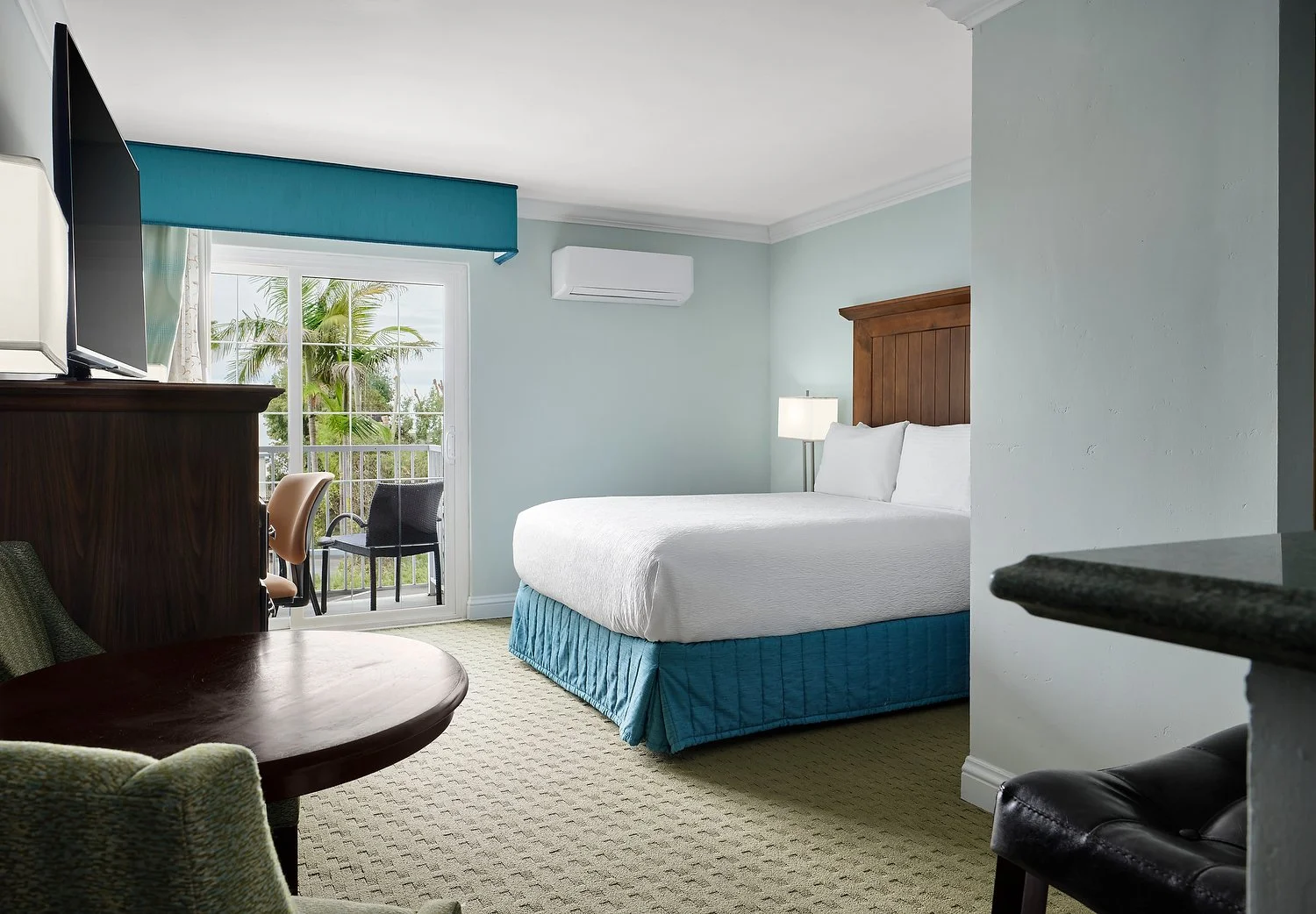 rm 112 queen with kitchen.JPG