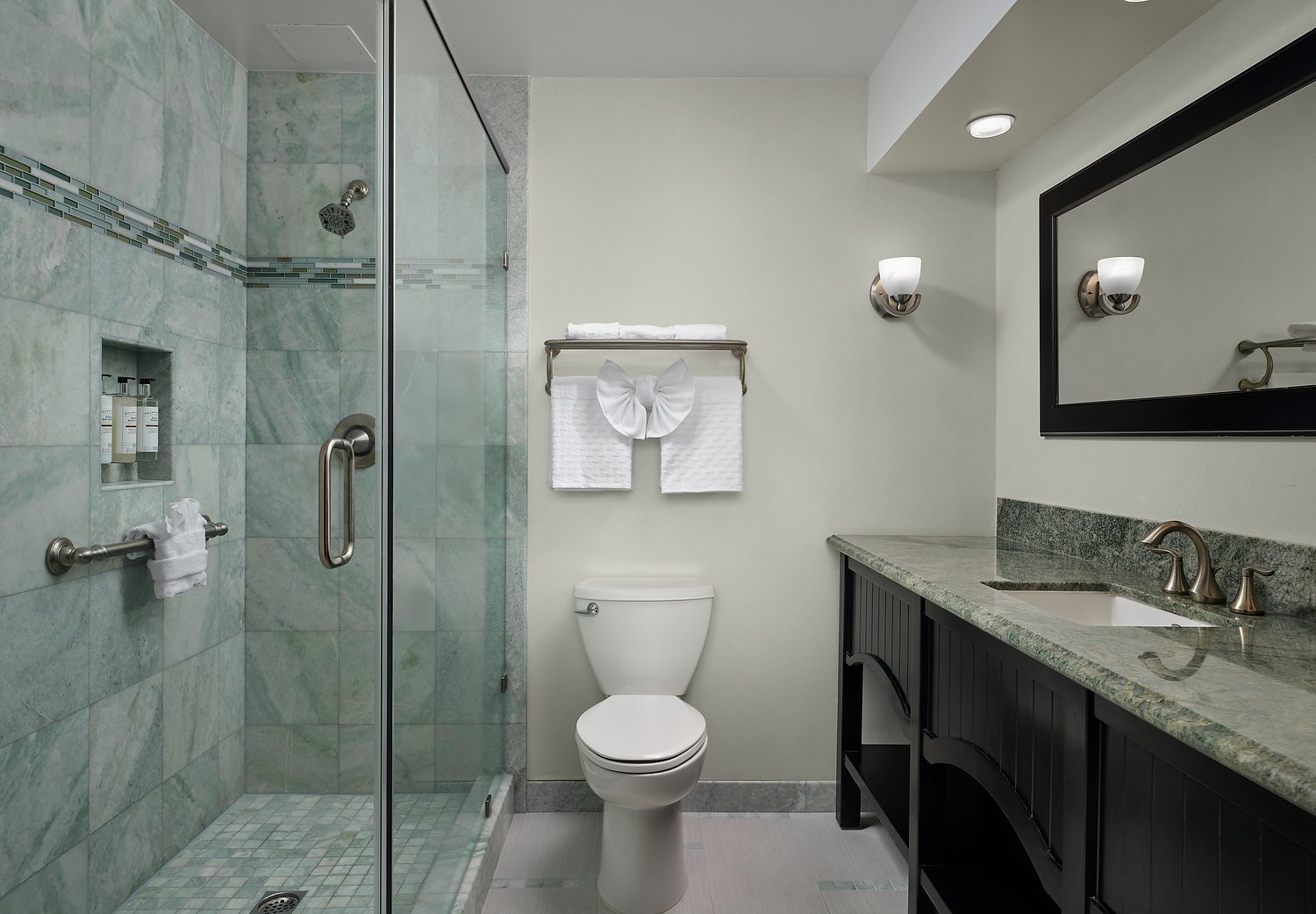 rm205 2 queen garden view bathroom.JPG