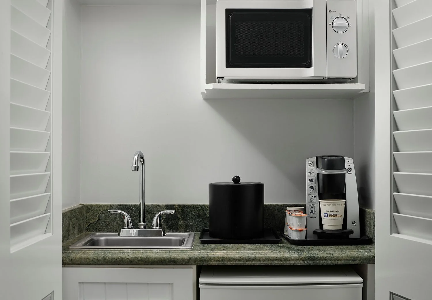 rm205 2 queen garden view kitchenette.JPG