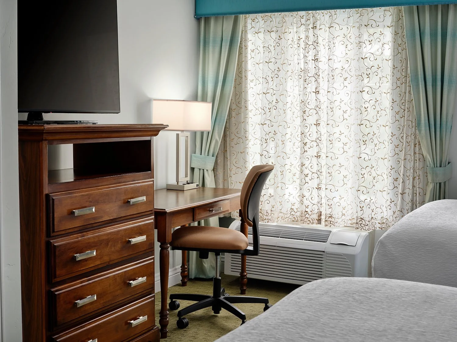 rm205 2 queen garden view desk area.JPG