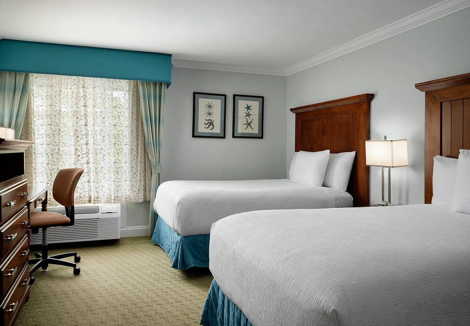 rm205 2 queen garden view.JPG