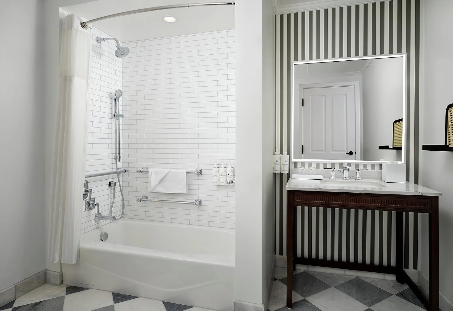 Hotel Del Coronado 33029 ADA tub.JPG