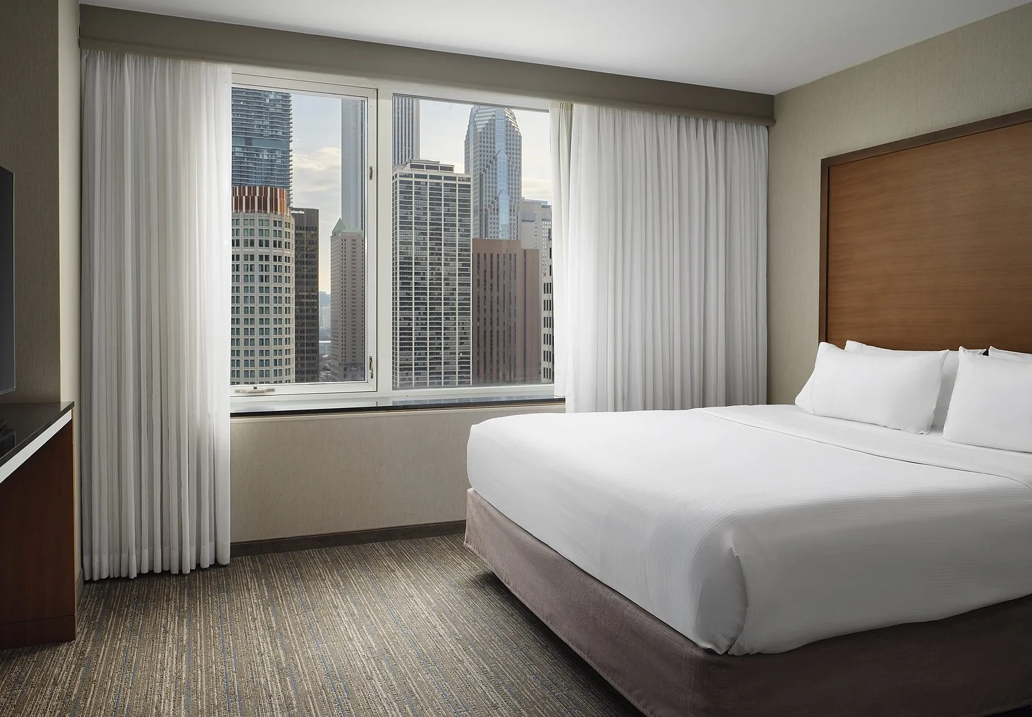 EMBASSY SUITES CHICAGO room 1704 presidential suite king.JPG