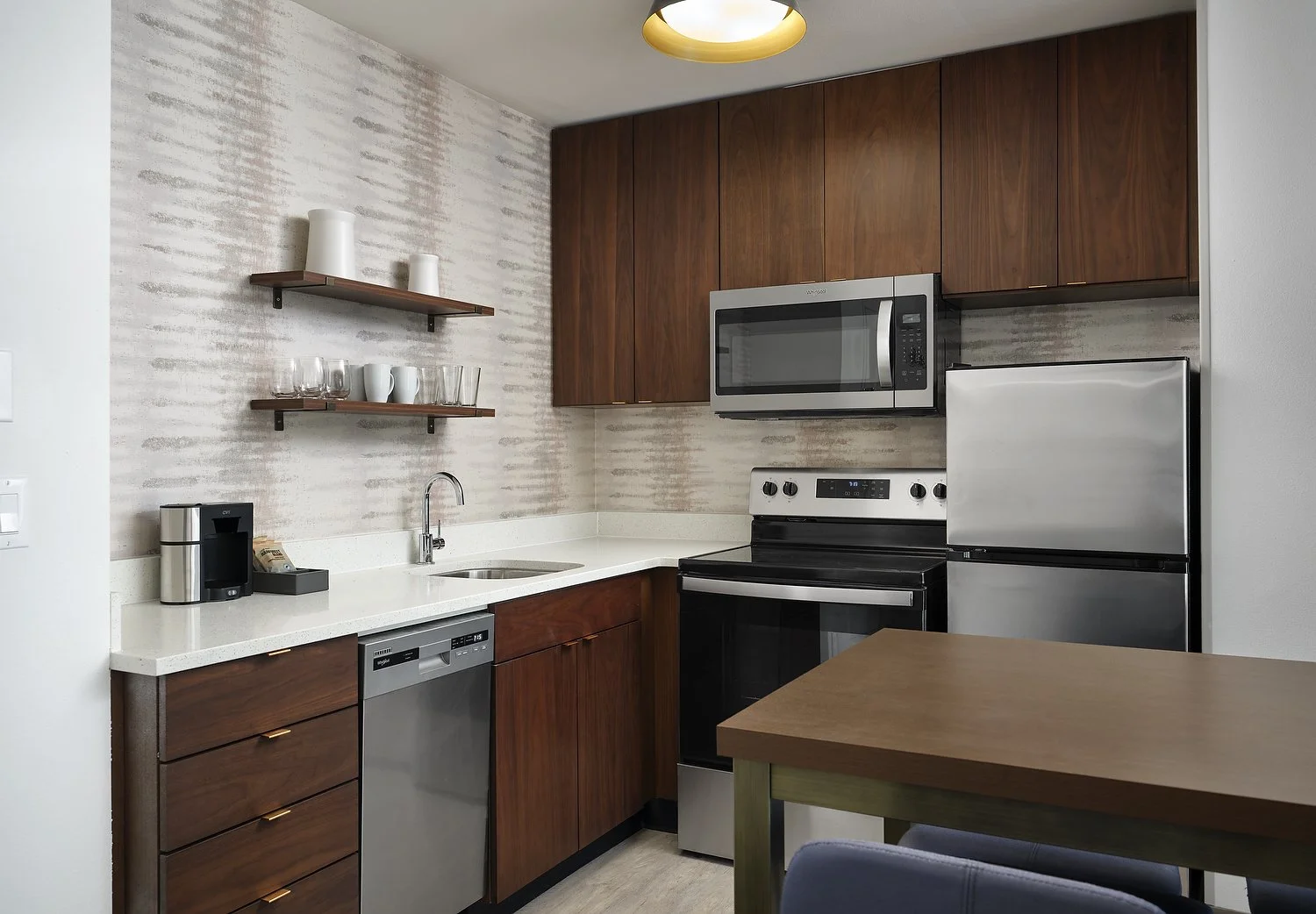 RI_SBAVR_ventura_SBAVR_room_310_kitchen_w_oven.JPG