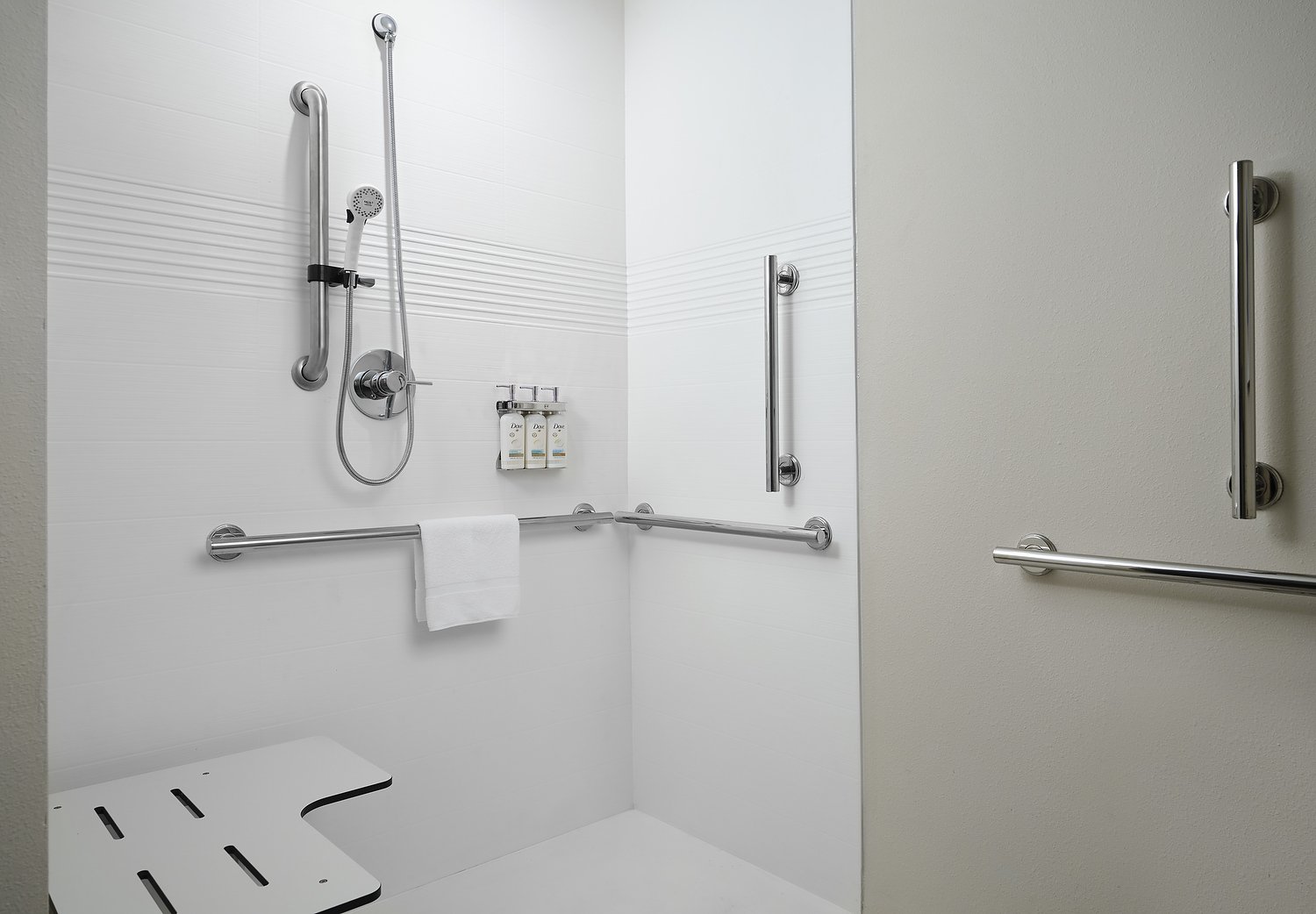 mobile candlewood room 109 ADA BATH roll-in.JPG