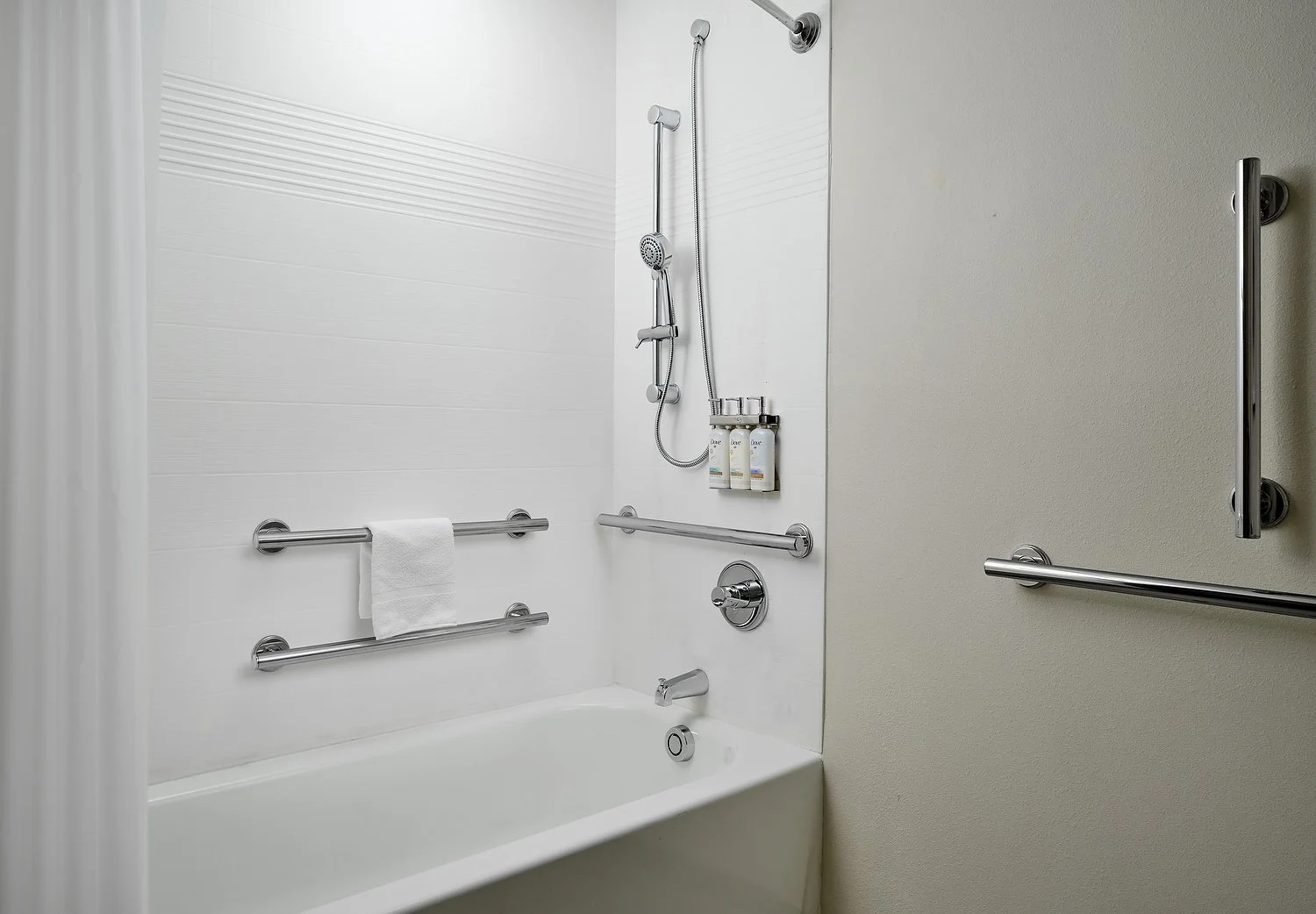 mobile candlewood room 205 ADA BATH TUB.JPG