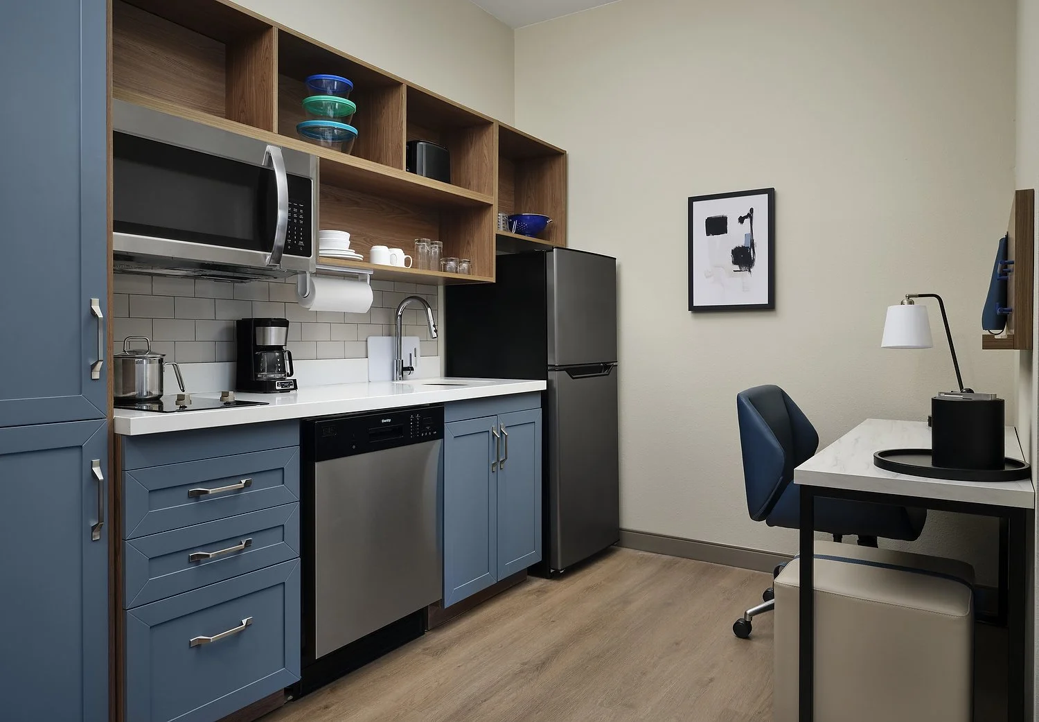 mobile candlewood room 425 2 queen kitchen.JPG