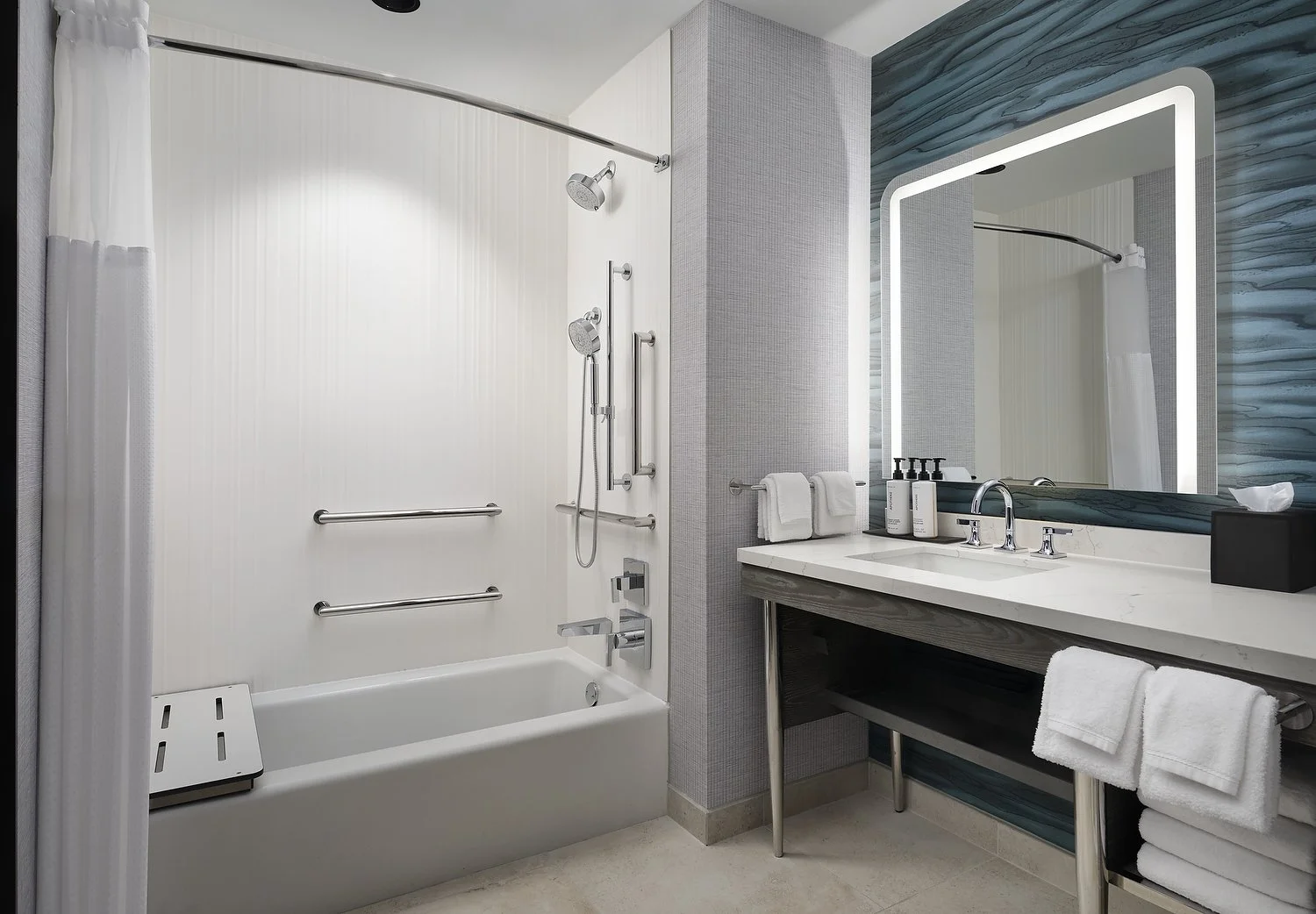 Tempo Nashville room 1136 ADA 2 queen bath tub 1.JPG