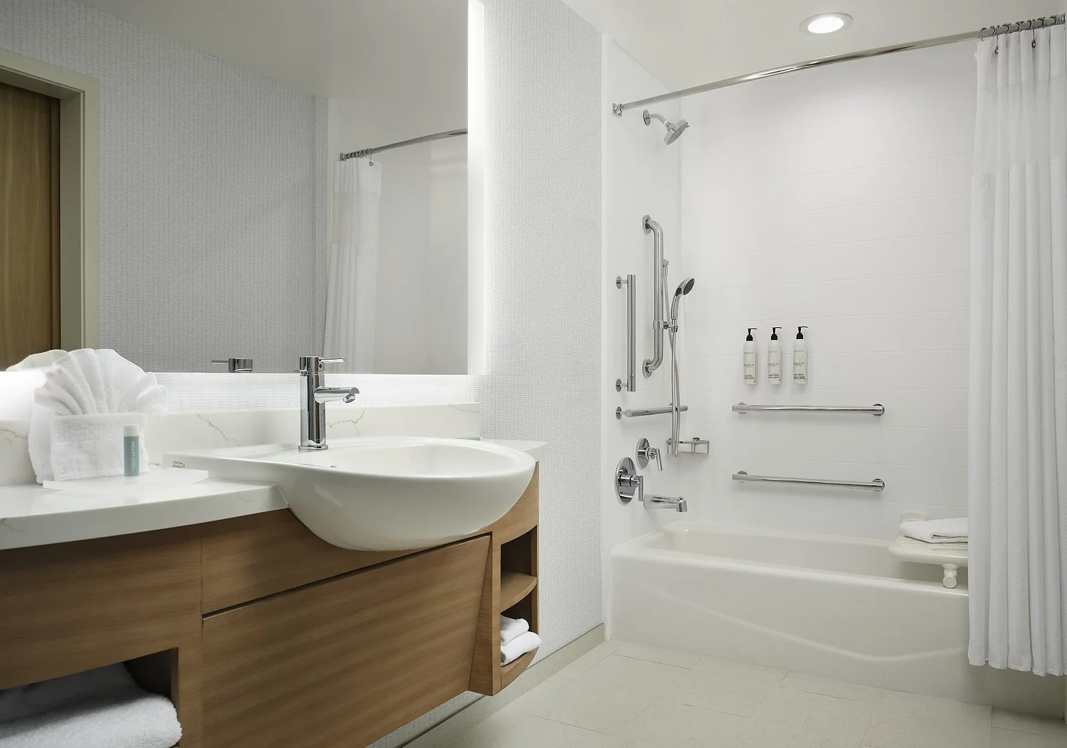 SHS_SBAVO_room_307_ADA_bath_tub.JPG