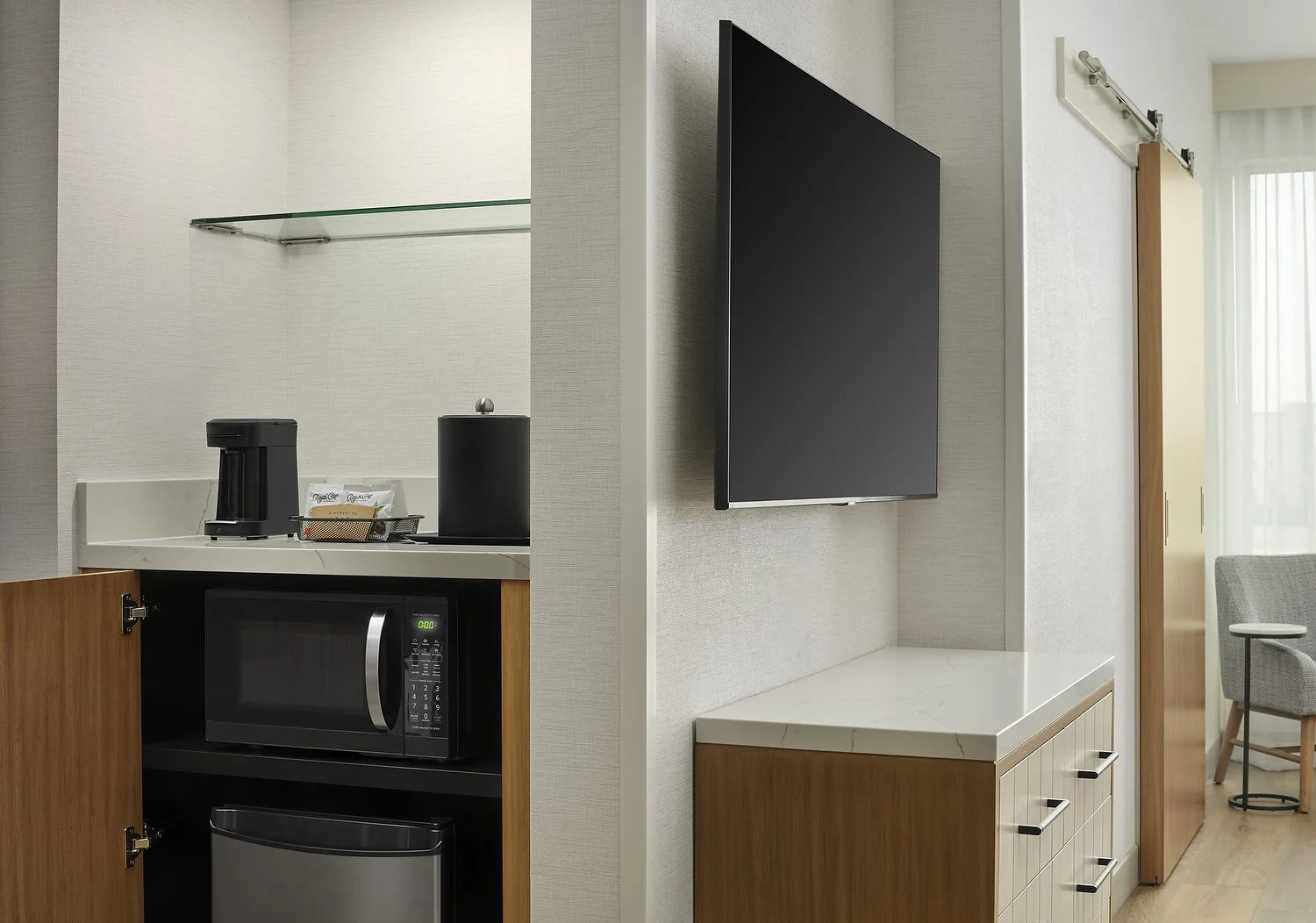 SHS_SBAVO_room_315_king_TV_AMENITIES.JPG