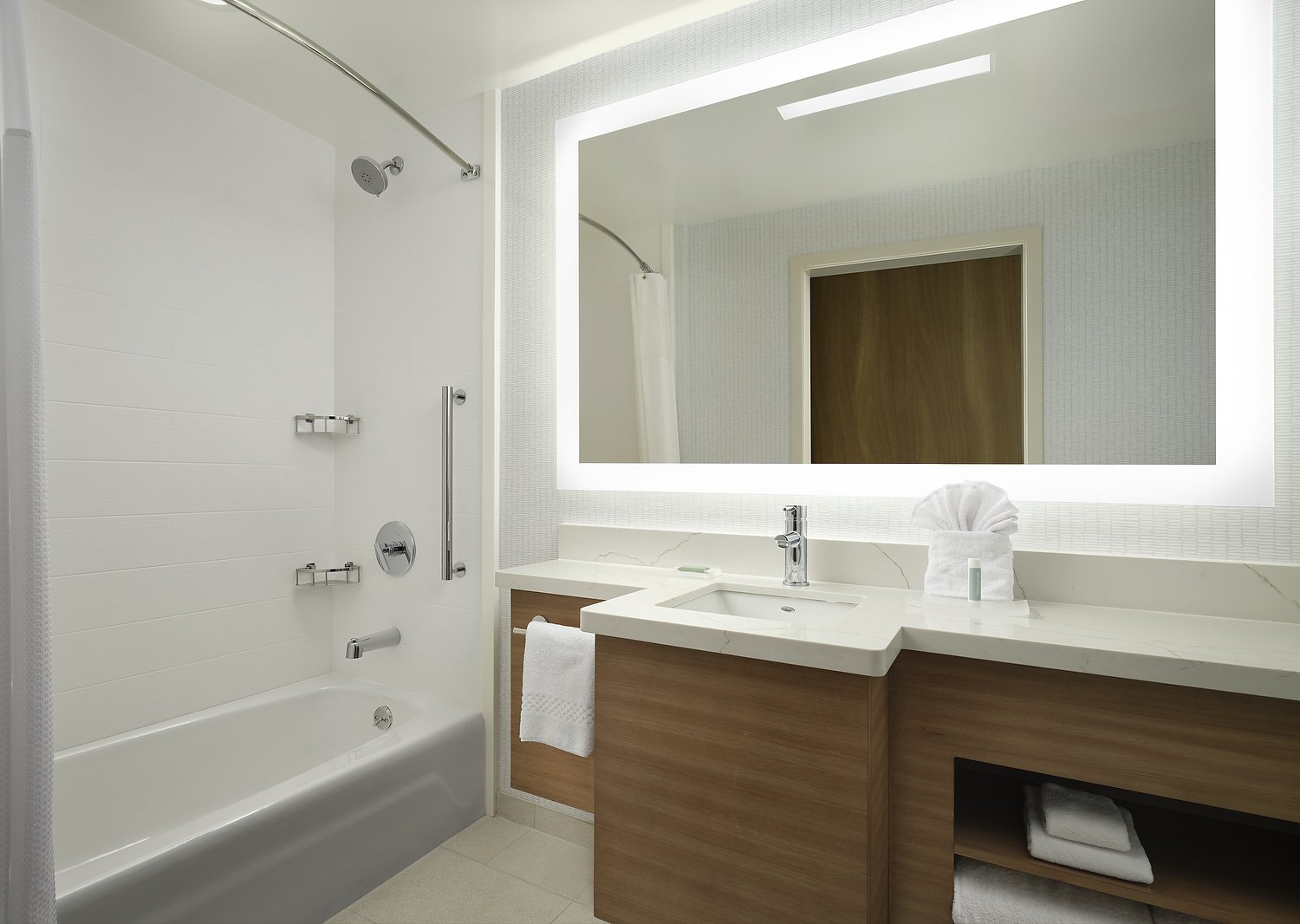 SHS_SBAVO_room_336_2_queen_bath_tub.JPG