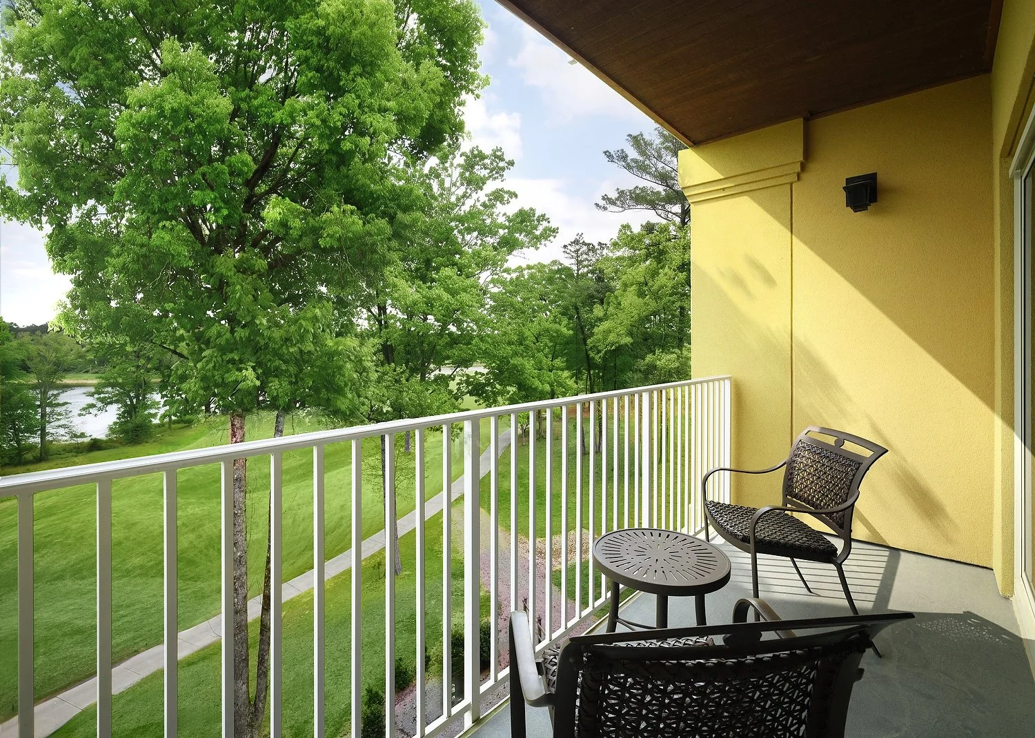 rm300 2 queen balcony (Edited).JPG