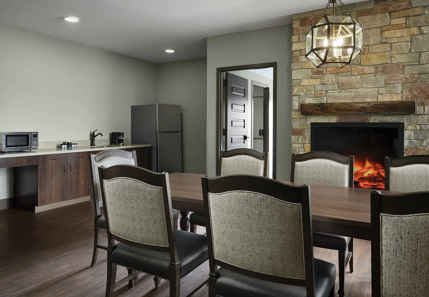 Dellshire room 4134 kings quarters dining.JPG