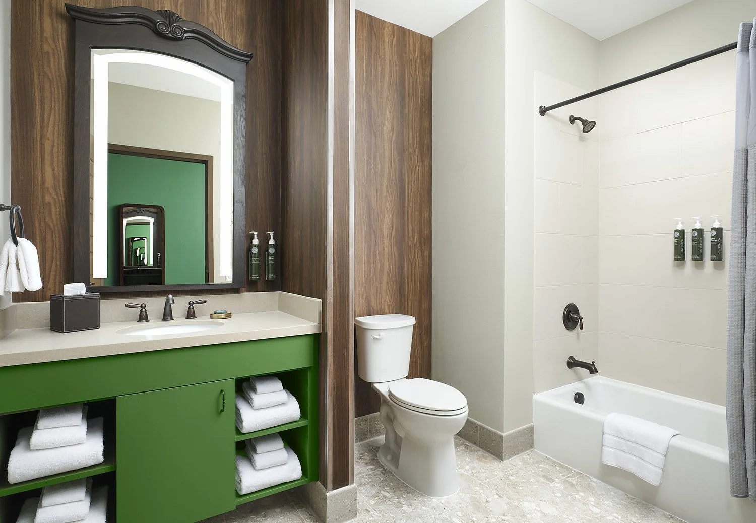 Dellshire room 4217 queens quarters bath 1.JPG