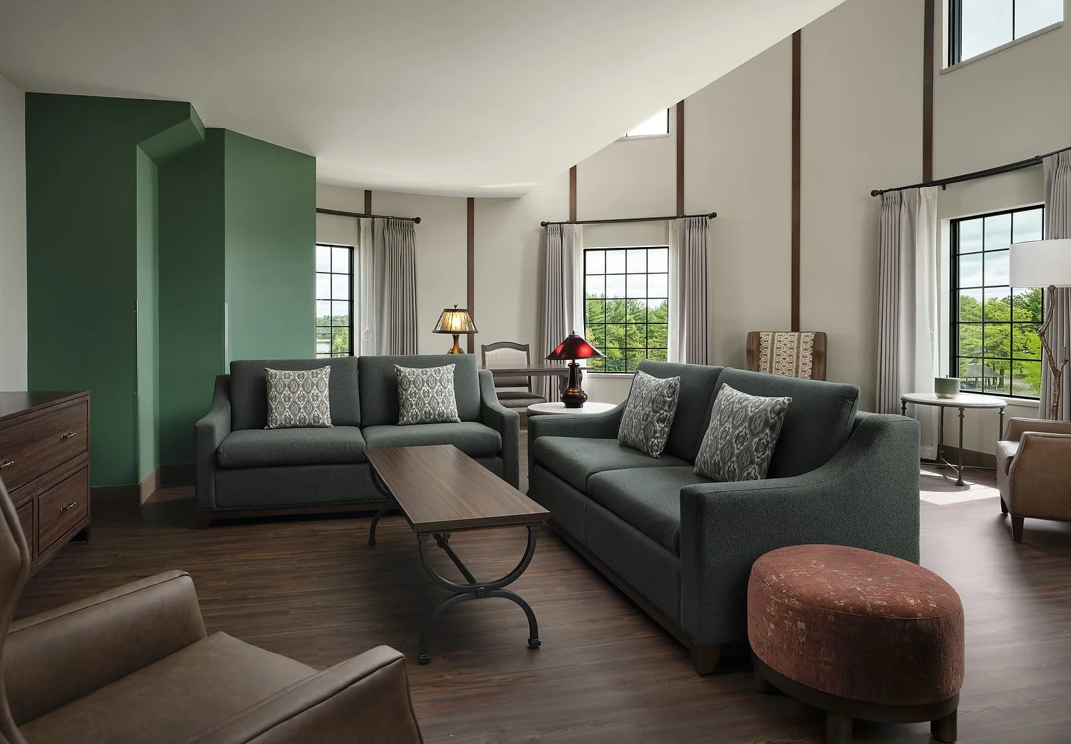 Dellshire room 4217 queens quarters living 1.JPG