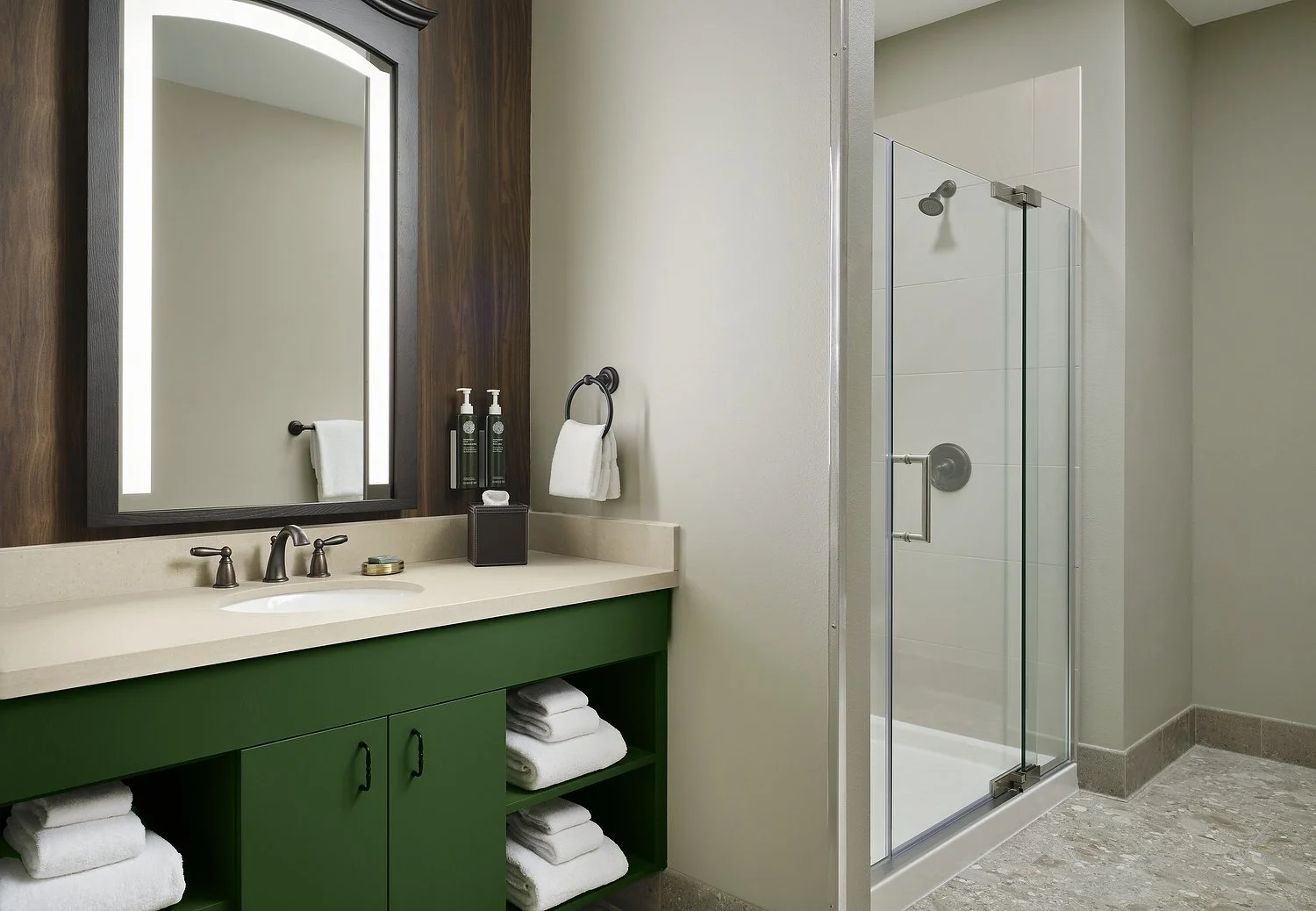 Dellshire room 4300 king w fireplace BATH.JPG