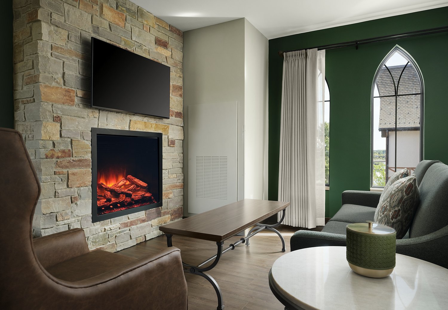 Dellshire room 4300 king w fireplace living.JPG