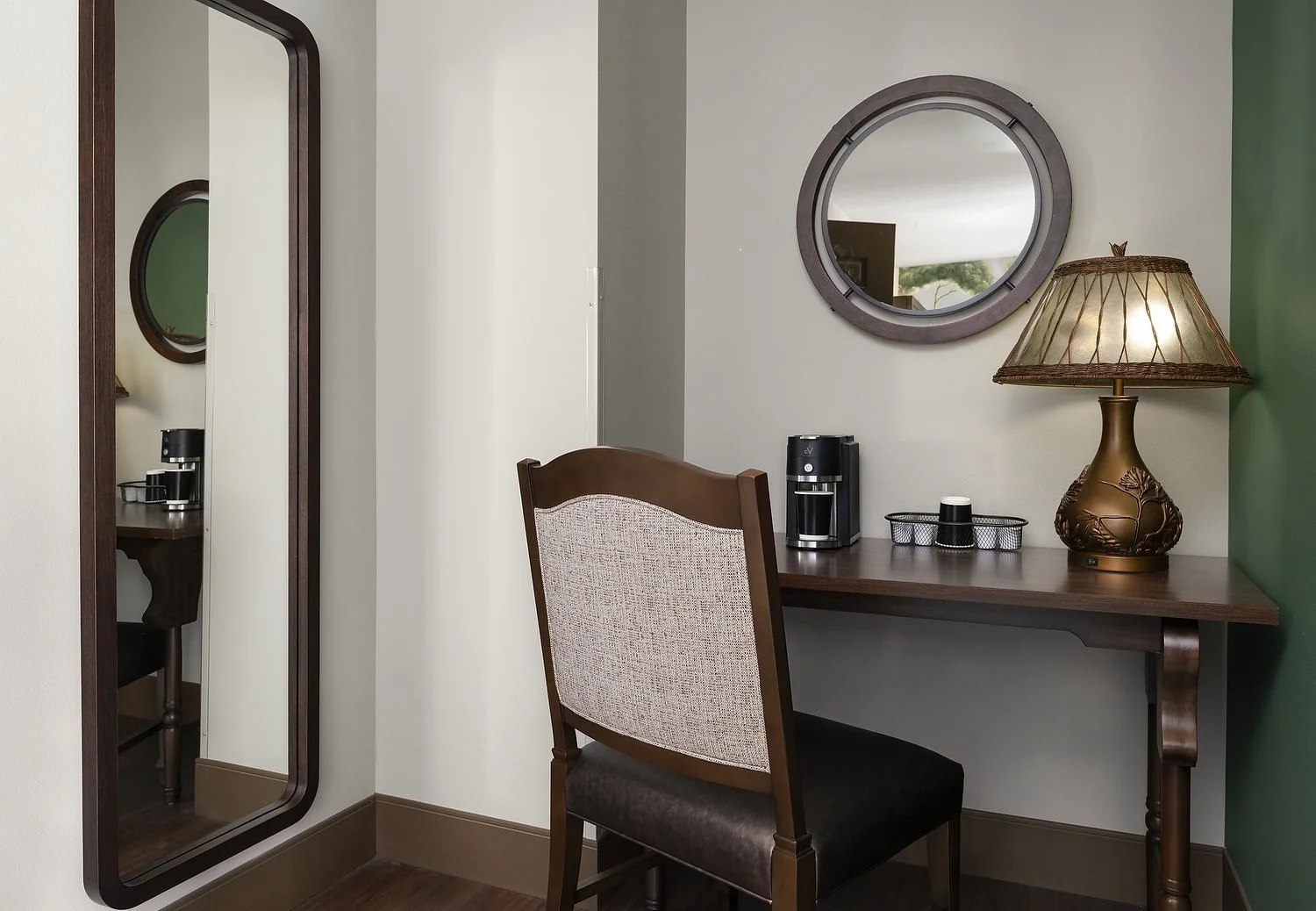 wisconsin Dellshire - Room 4300 - King Fireplace Desk.JPG