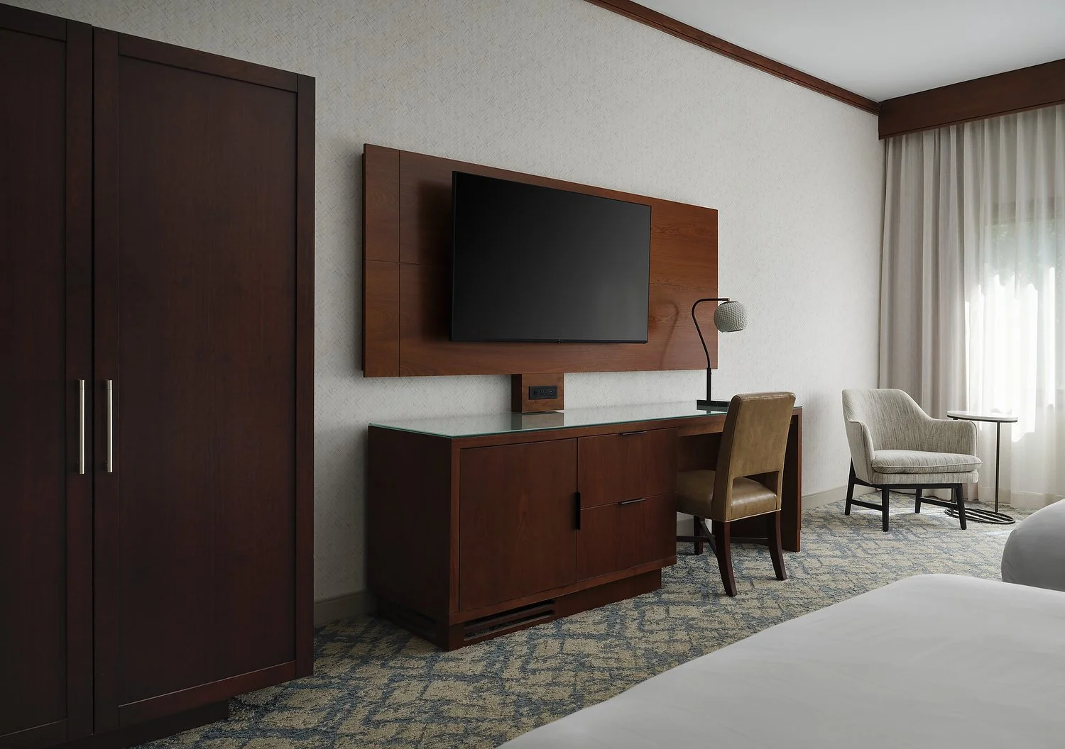 MH_MGMMM_rm216_ada_queen_guestroom_tvdeskarea.JPG