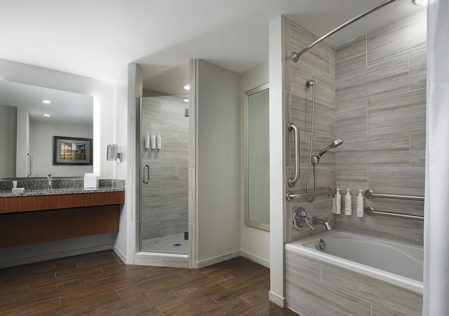 MH_CSGAB_rm102_executive_deluxe_suite_bath.JPG