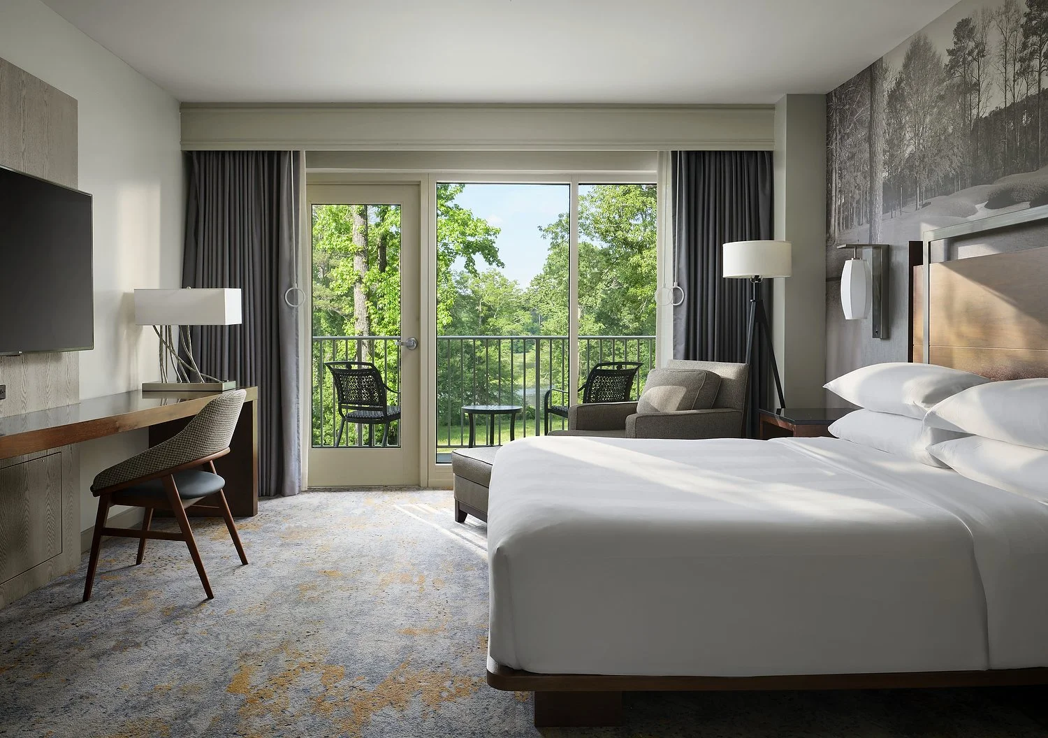 MH_CSGAB_rm102_executive_deluxe_suite_king.JPG