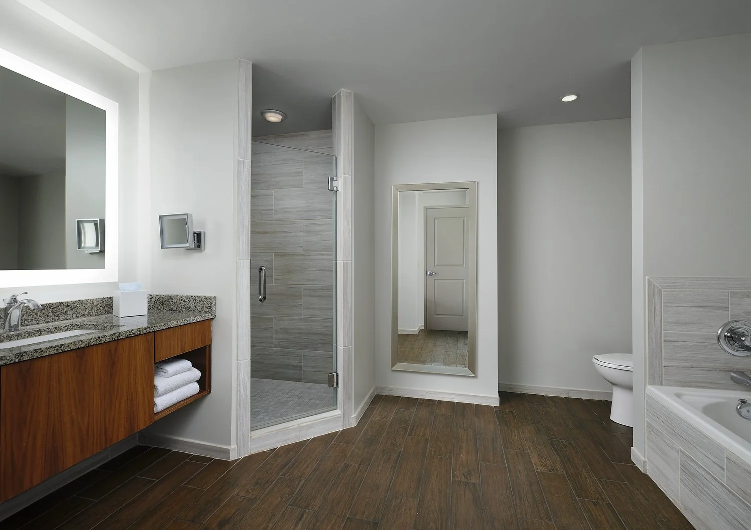 MH_CSGAB_rm302_executive_deluxe_suite_bath.JPG