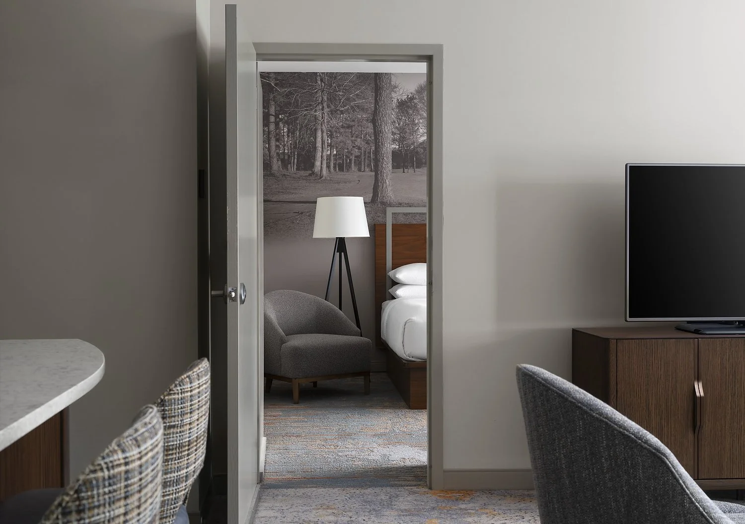MH_CSGAB_rm302_executive_deluxe_suite_connectivity.JPG