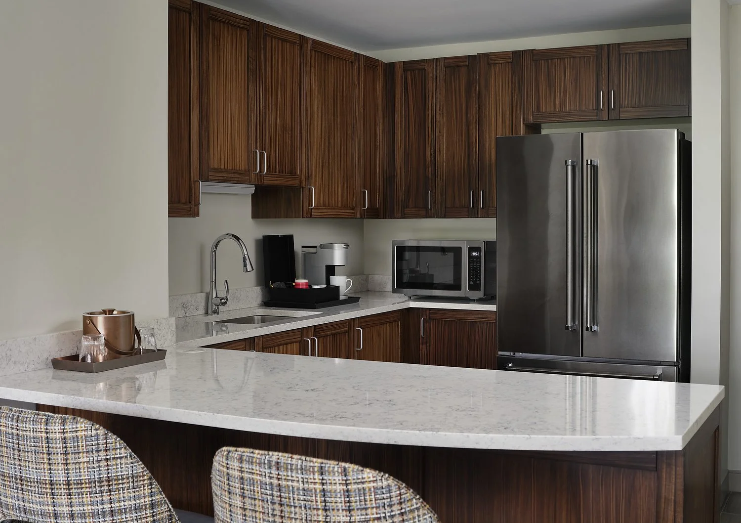 MH_CSGAB_rm302_executive_deluxe_suite_kitchen.JPG