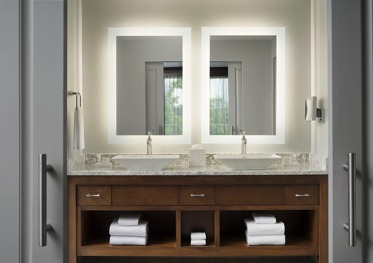 MH_CSGAB_rm400_presidential_suite_vanity.JPG