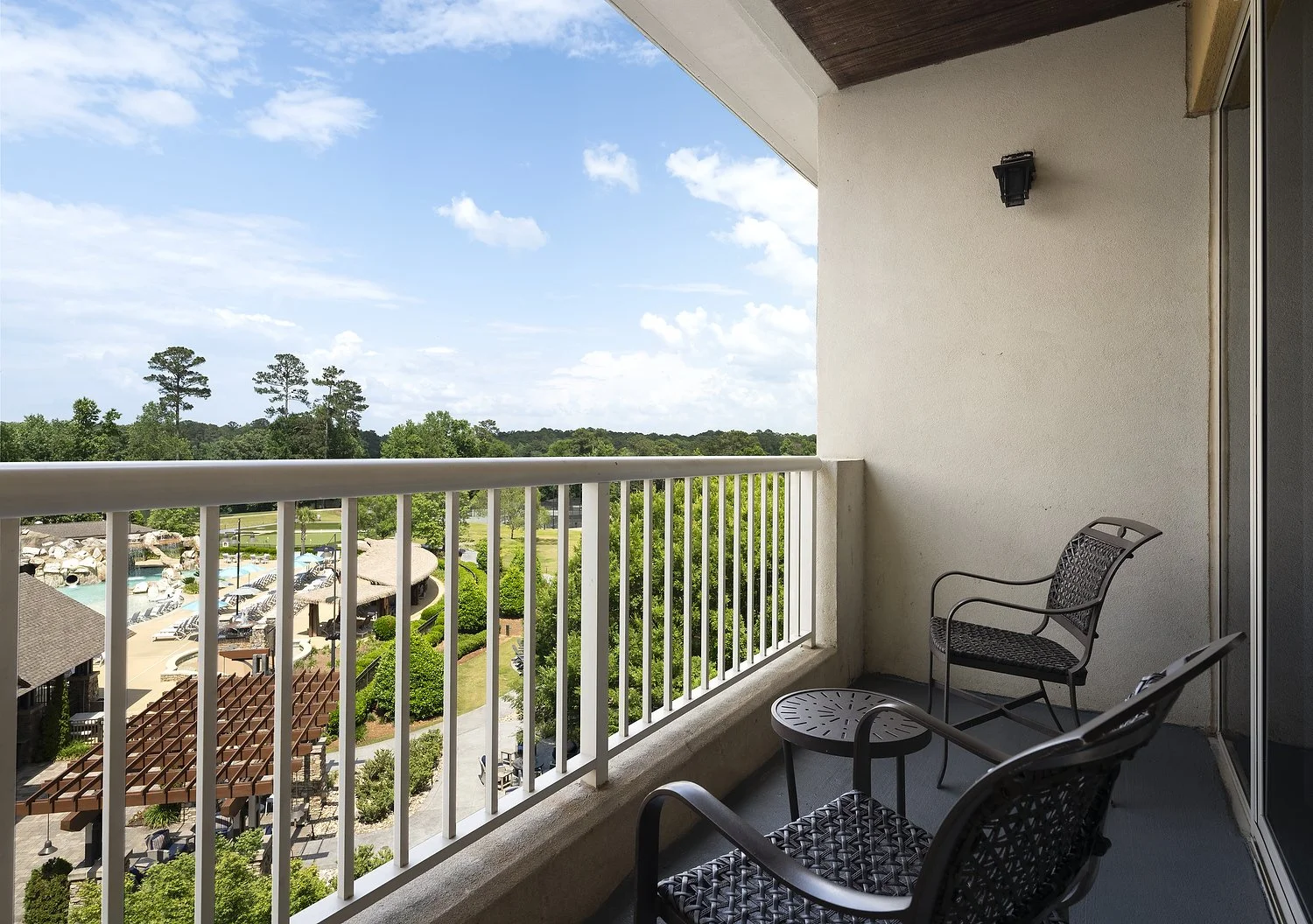MH_CSGAB_rm449_studio_suite_2qn_balcony.JPG
