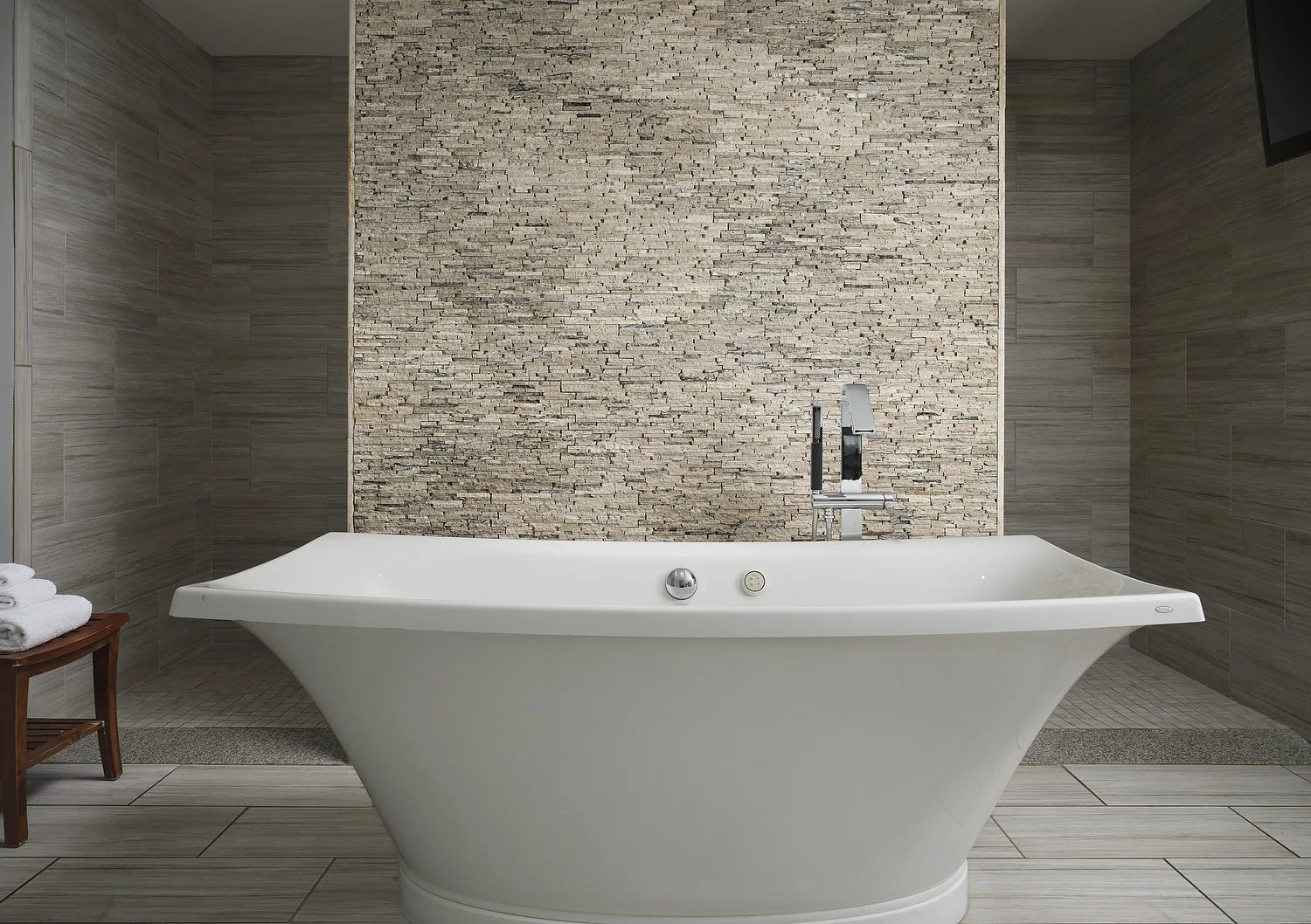 MH_CSGAB_rm457_governors_suite_bathtub.JPG