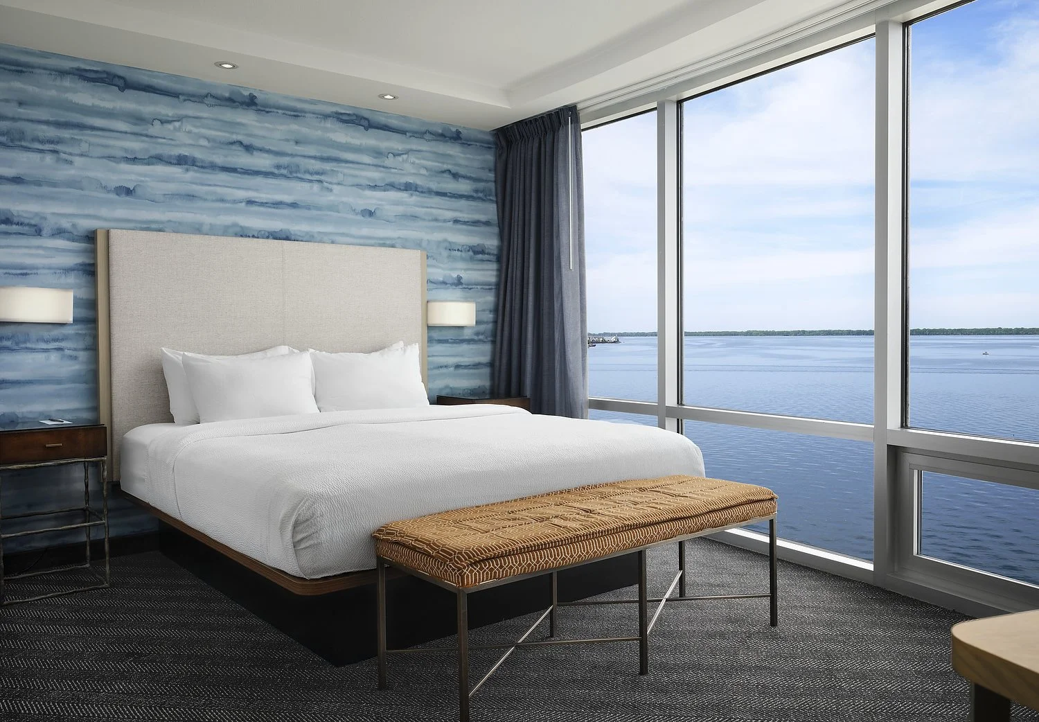 CY_ERIDT_rm537_SUIT_sunset_king_bedroom.JPG