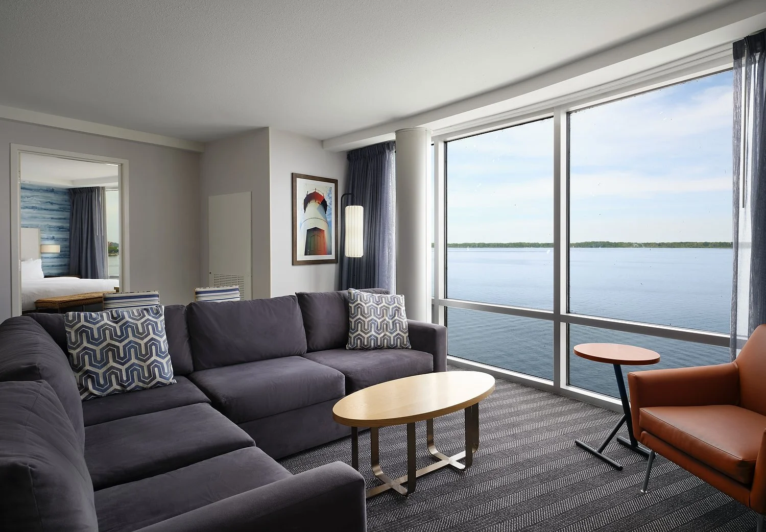 CY_ERIDT_rm537_SUIT_sunset_king_living.JPG