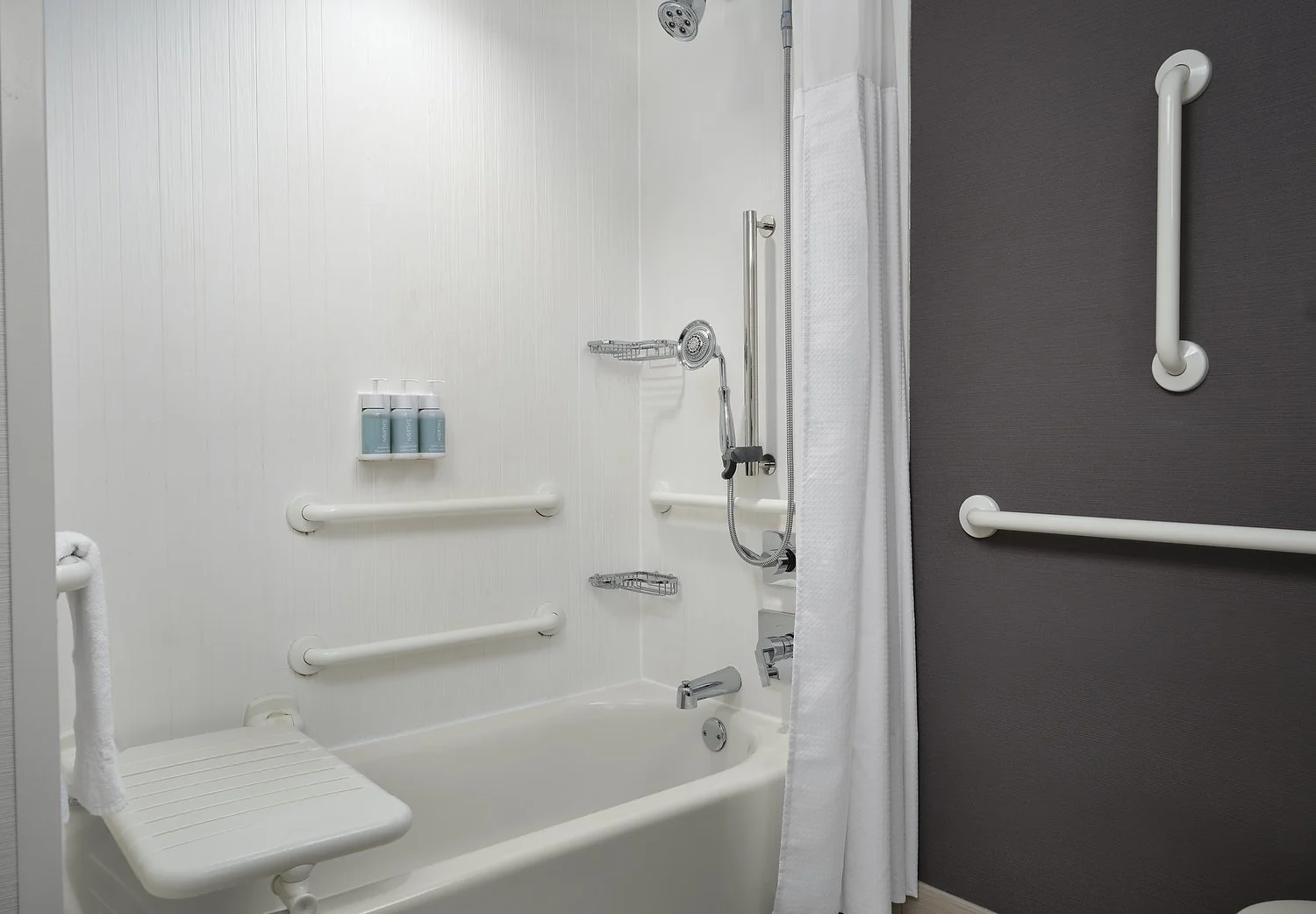 CY_ERIDT_rm507_ADA_bath.JPG