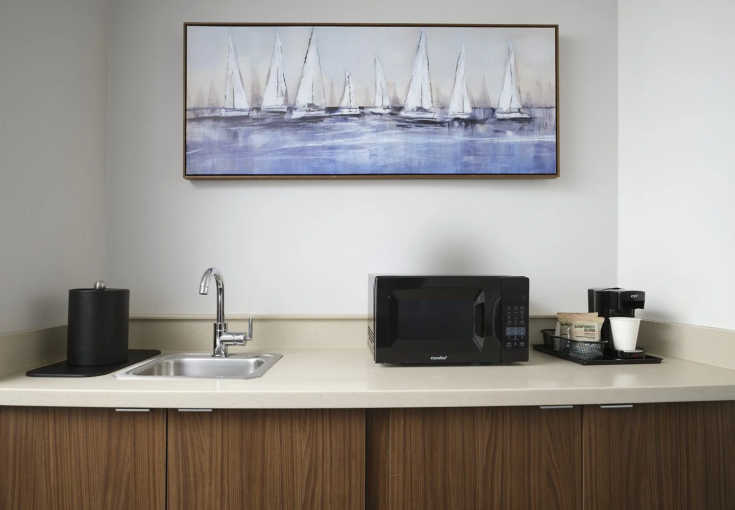 CY_ERIDT_rm537_SUIT_sunset_king_kitchen.JPG