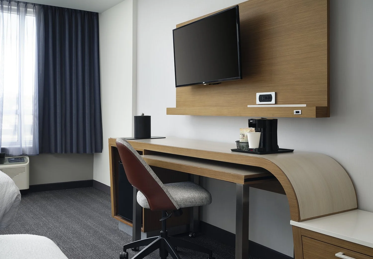 CY_ERIDT_rm548_tv_desk_area.JPG