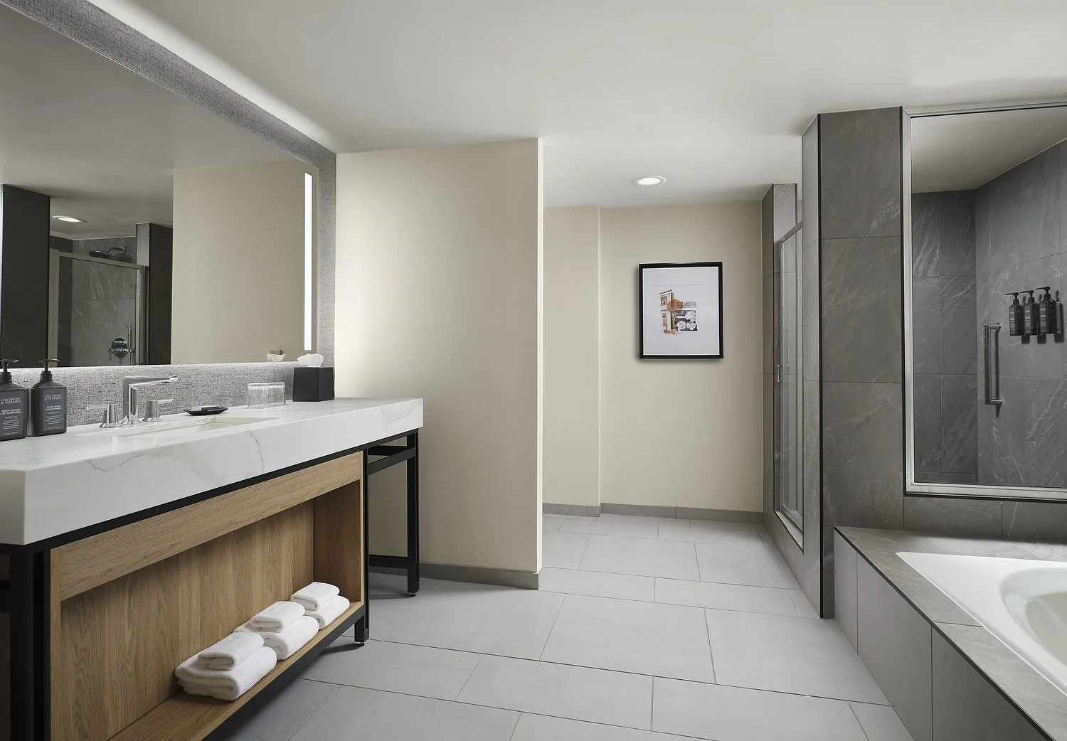 SH_BURAH_RM534_one_bedroom_suite_bathroom.JPG