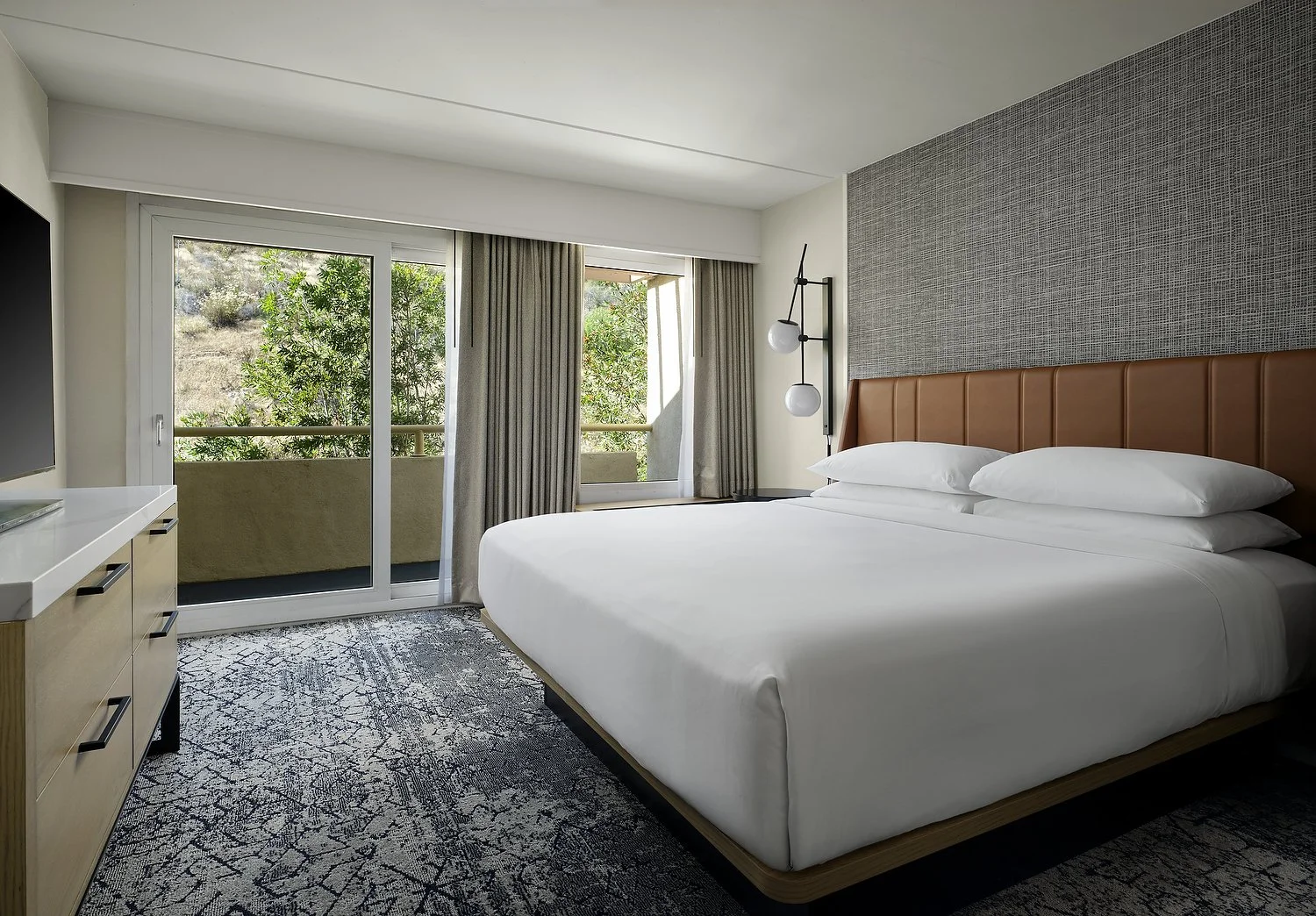 SH_BURAH_RM534_one_bedroom_suite_bedroom.JPG